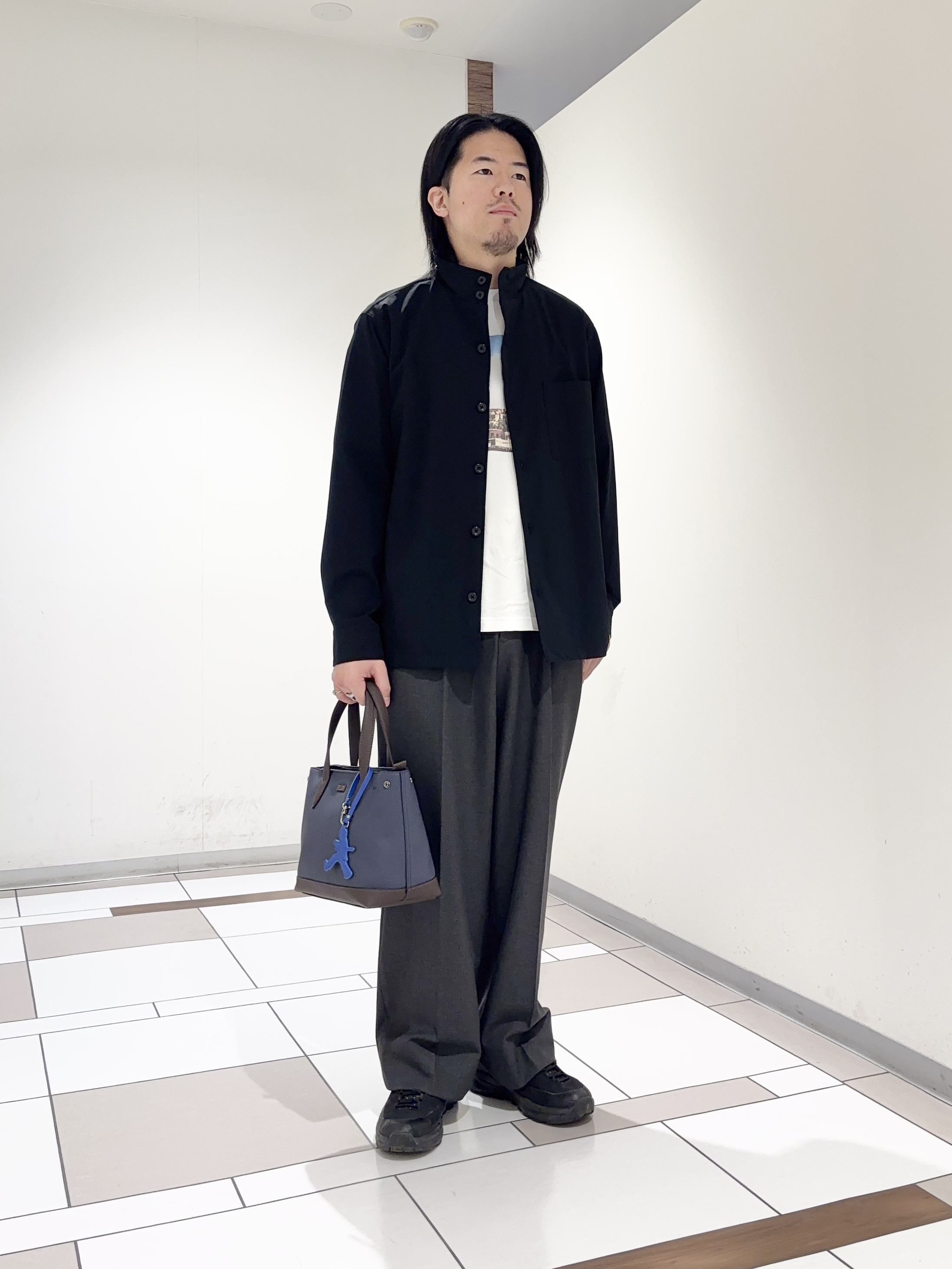 及川さんの「TAKEO KIKUCHI｜3Dナイロンストレッチ　スタンドカラーブルゾン」を使ったコーディネート