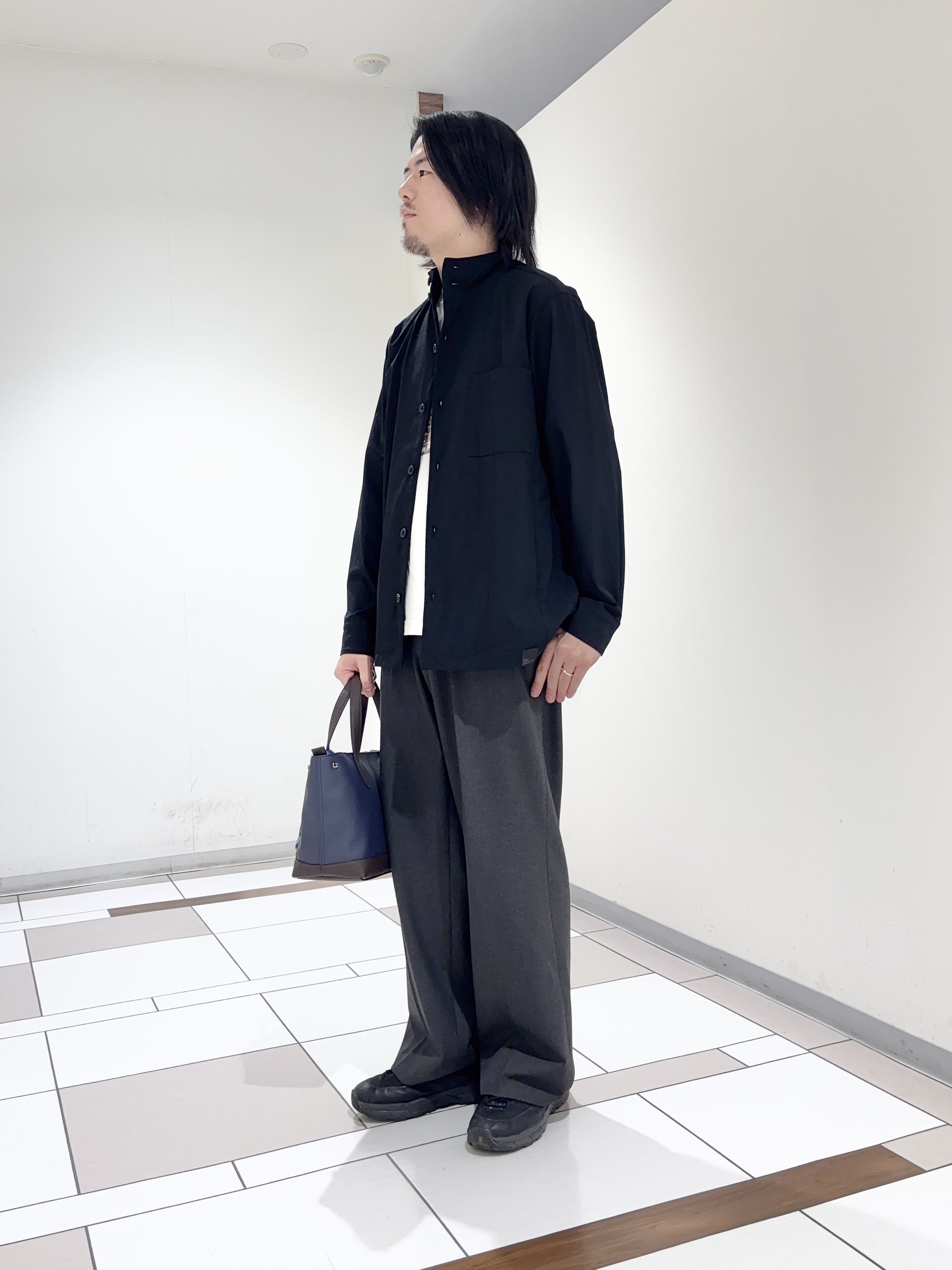 及川さんの「TAKEO KIKUCHI｜3Dナイロンストレッチ　スタンドカラーブルゾン」を使ったコーディネート