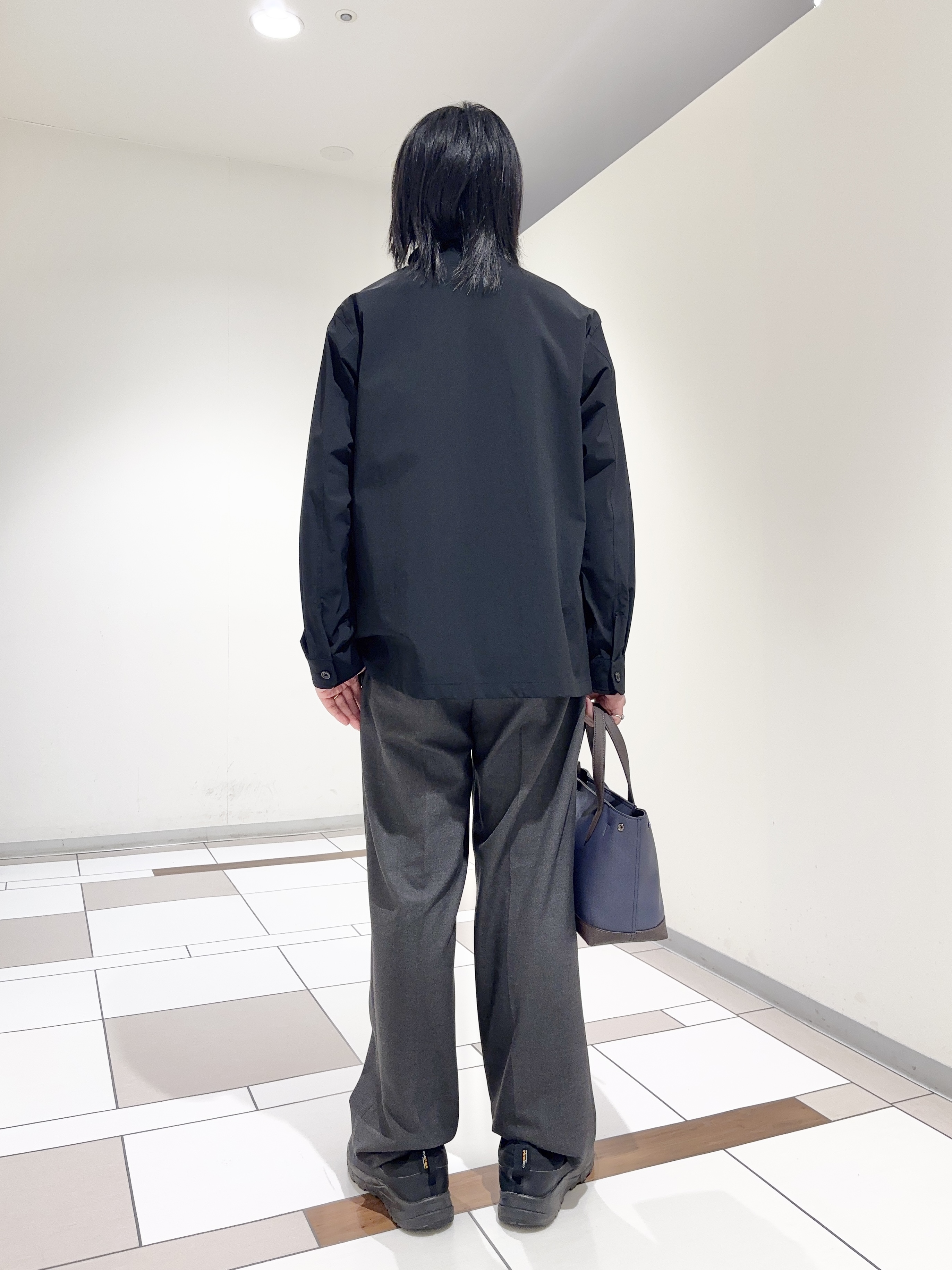 及川さんの「TAKEO KIKUCHI｜3Dナイロンストレッチ　スタンドカラーブルゾン」を使ったコーディネート
