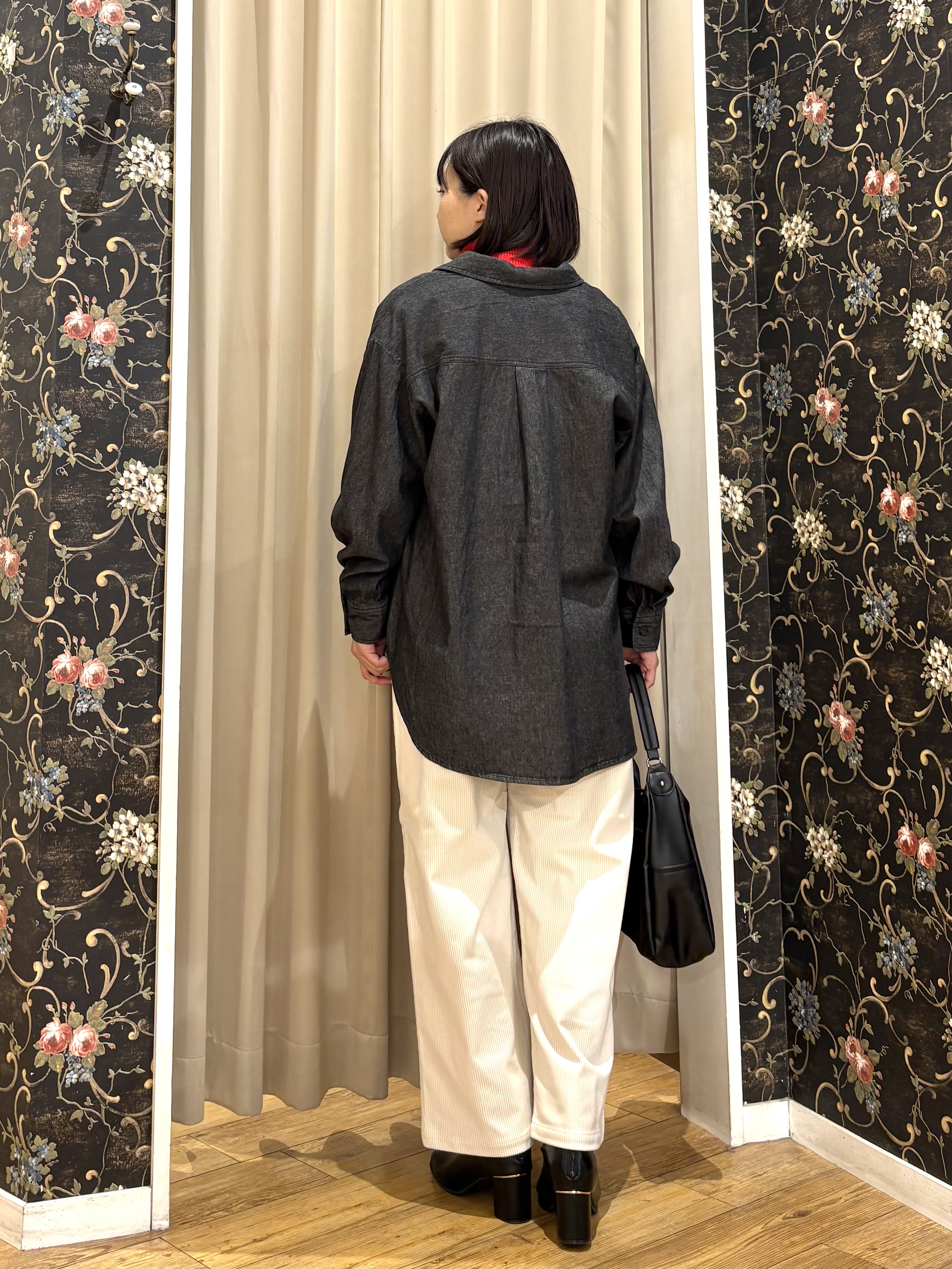 ネリさんの「SHOO･LA･RUE｜【S-LL/洗濯機可/体型カバー】ライトオンスデニム ダブルポケット オーバーサイズシャツ」を使ったコーディネート