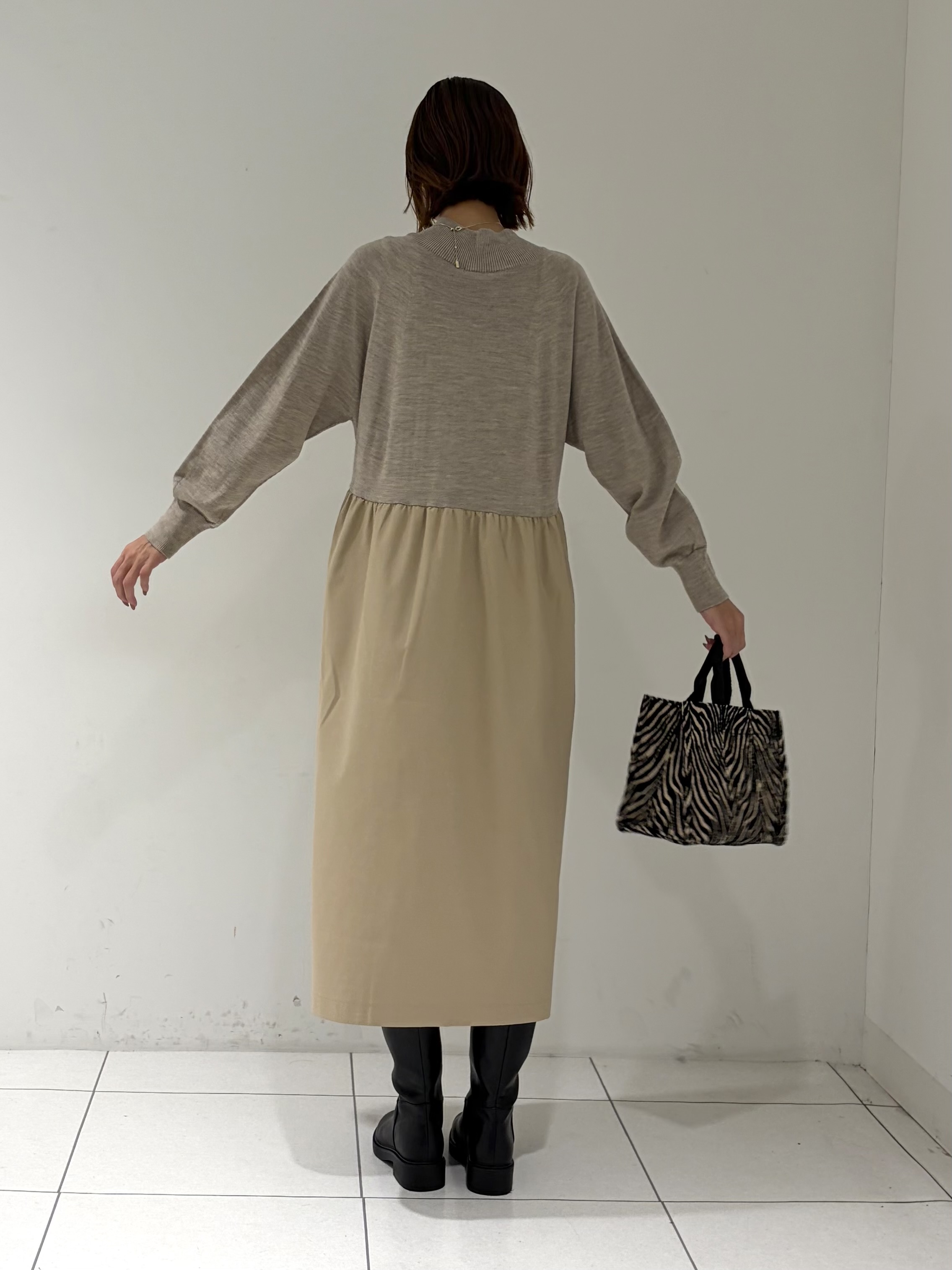 shioriさんの「INDIVI｜【1枚でコーデ完成！／体型カバー】布帛コンビウール混ニットワンピース」を使ったコーディネート