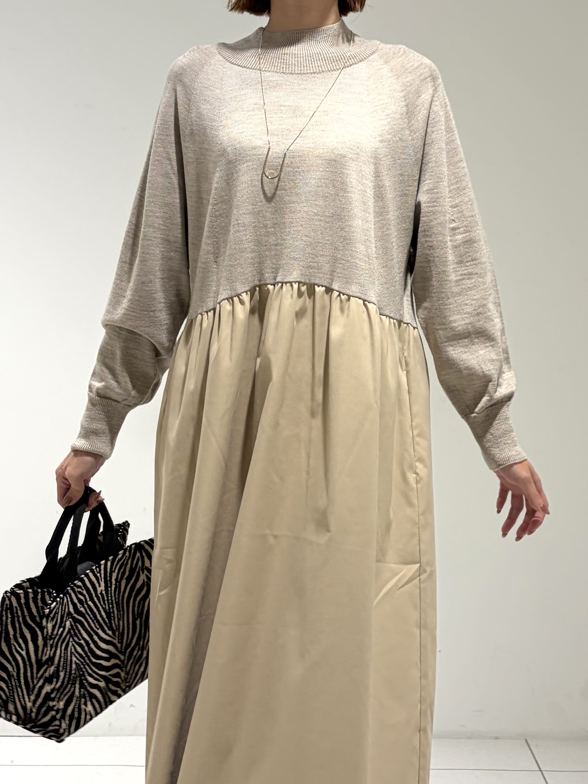 shioriさんの「INDIVI｜【1枚でコーデ完成！／体型カバー】布帛コンビウール混ニットワンピース」を使ったコーディネート