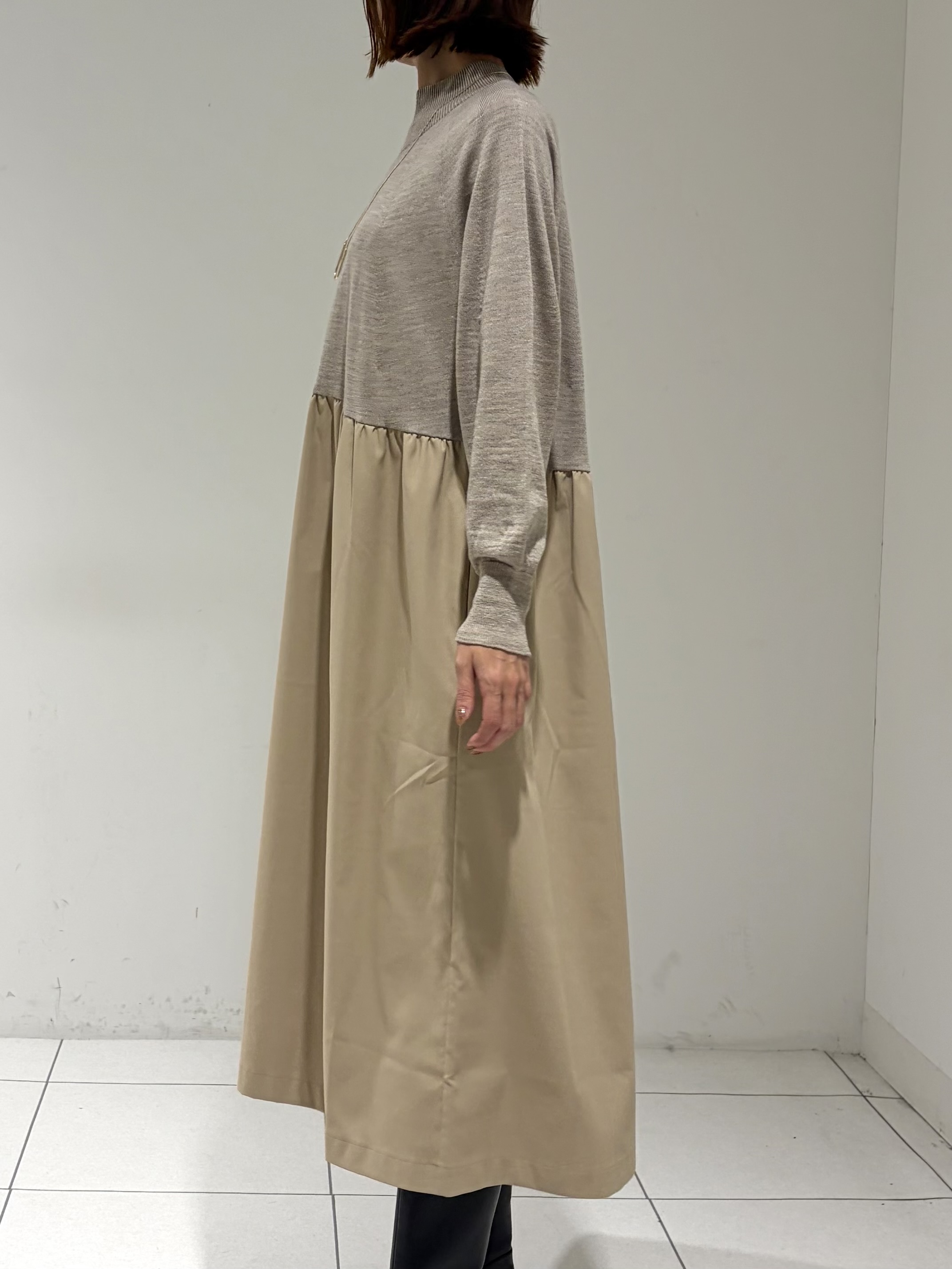 shioriさんの「INDIVI｜【1枚でコーデ完成！／体型カバー】布帛コンビウール混ニットワンピース」を使ったコーディネート