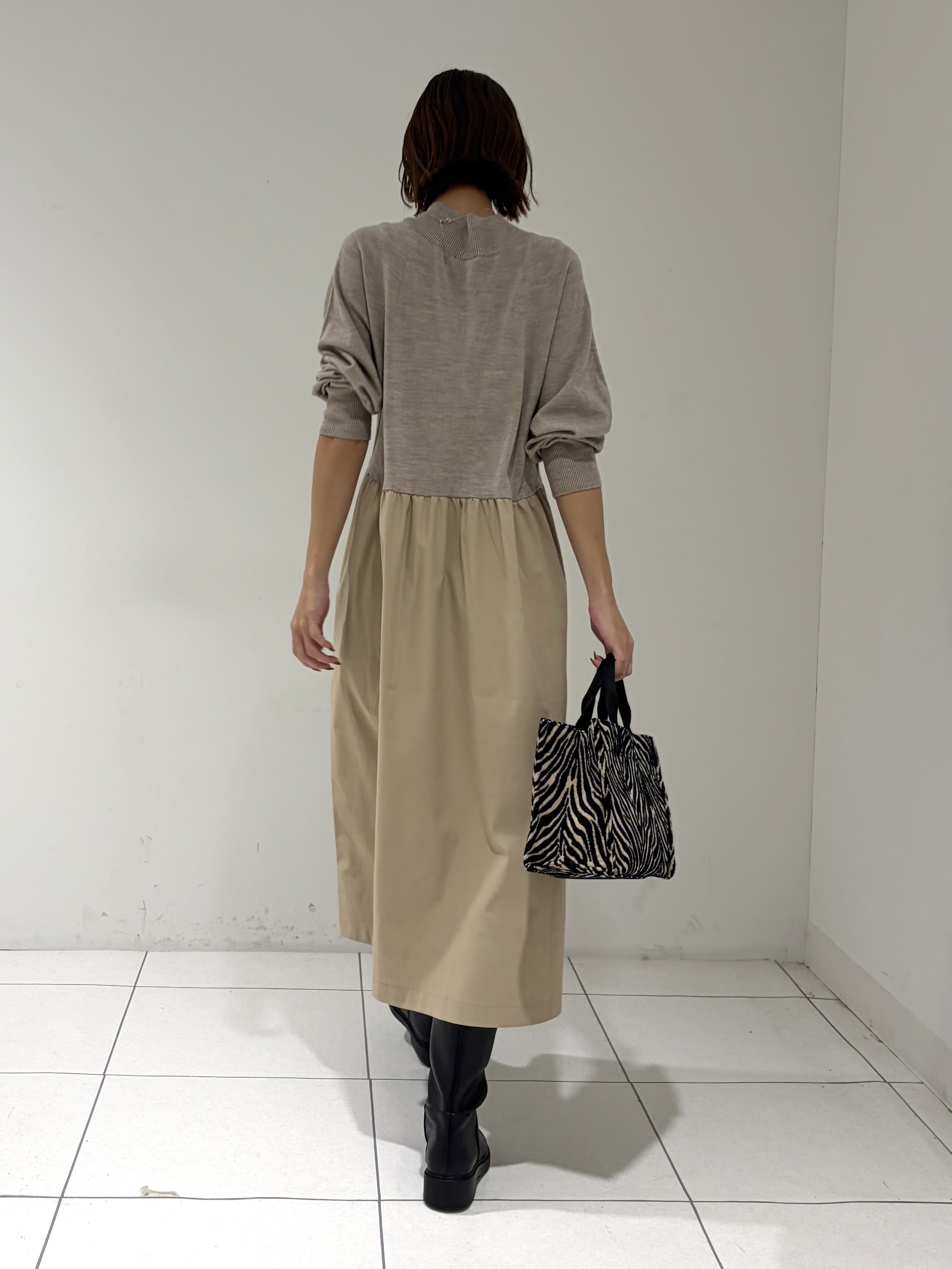 shioriさんの「INDIVI｜【1枚でコーデ完成！／体型カバー】布帛コンビウール混ニットワンピース」を使ったコーディネート