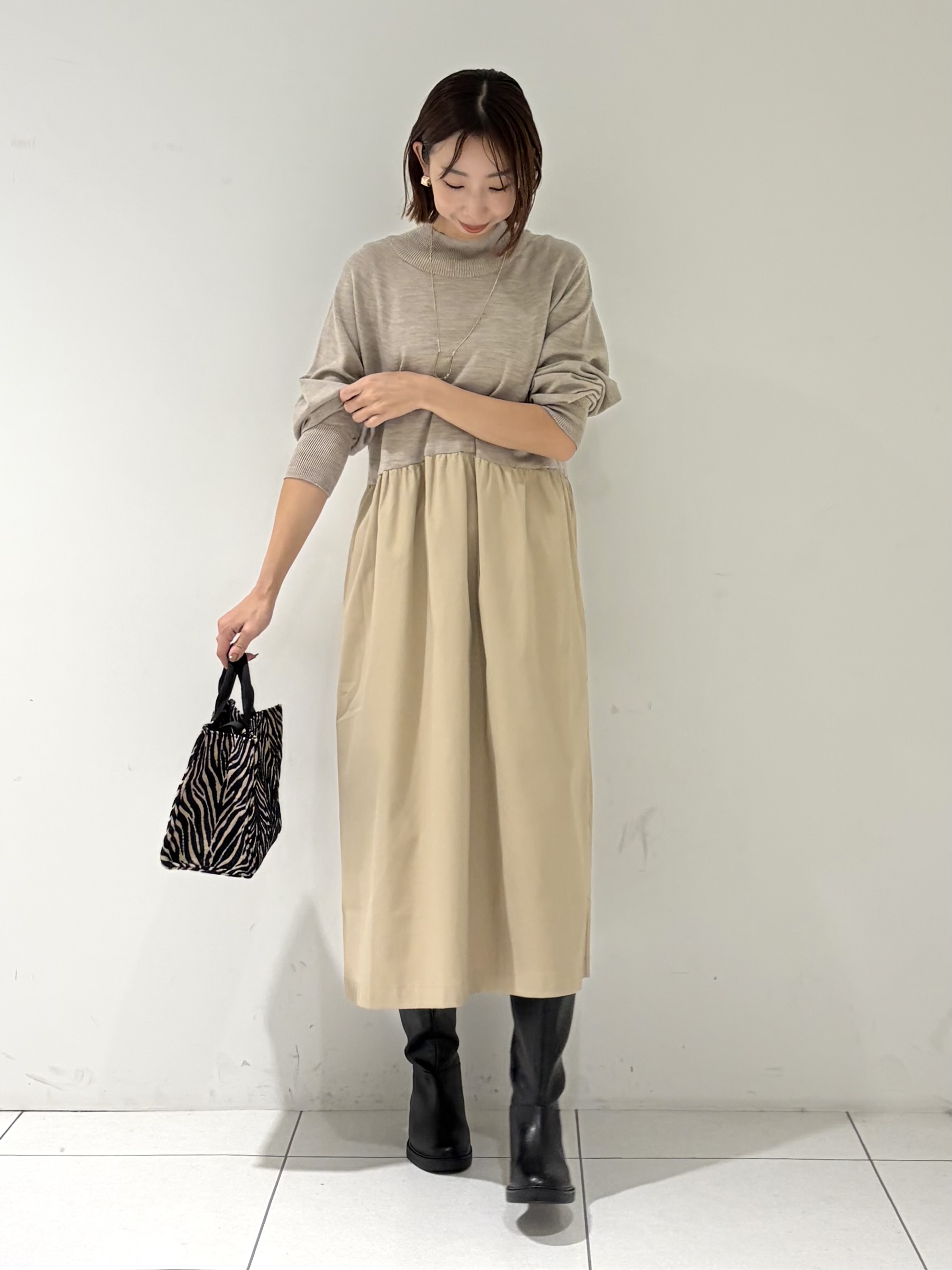 shioriさんの「INDIVI｜【1枚でコーデ完成！／体型カバー】布帛コンビウール混ニットワンピース」を使ったコーディネート