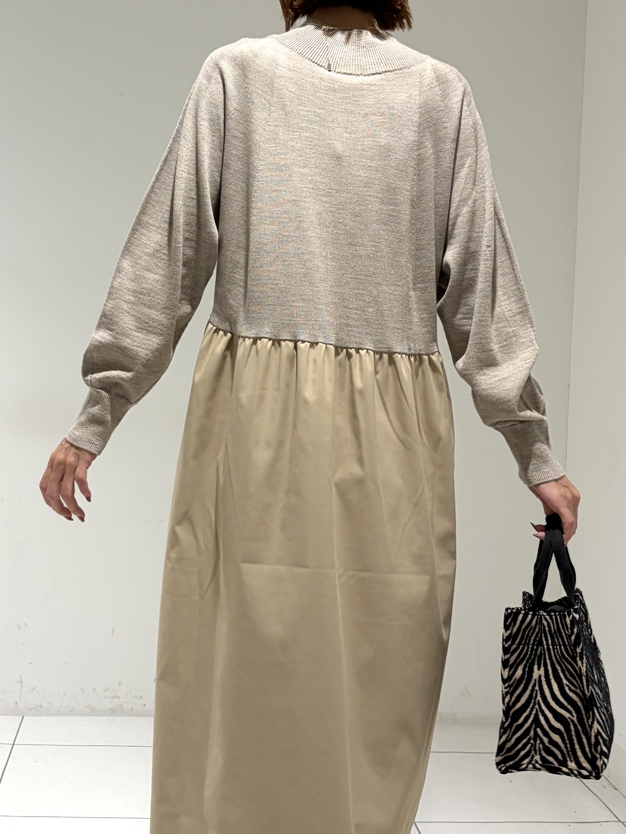 shioriさんの「INDIVI｜【1枚でコーデ完成！／体型カバー】布帛コンビウール混ニットワンピース」を使ったコーディネート