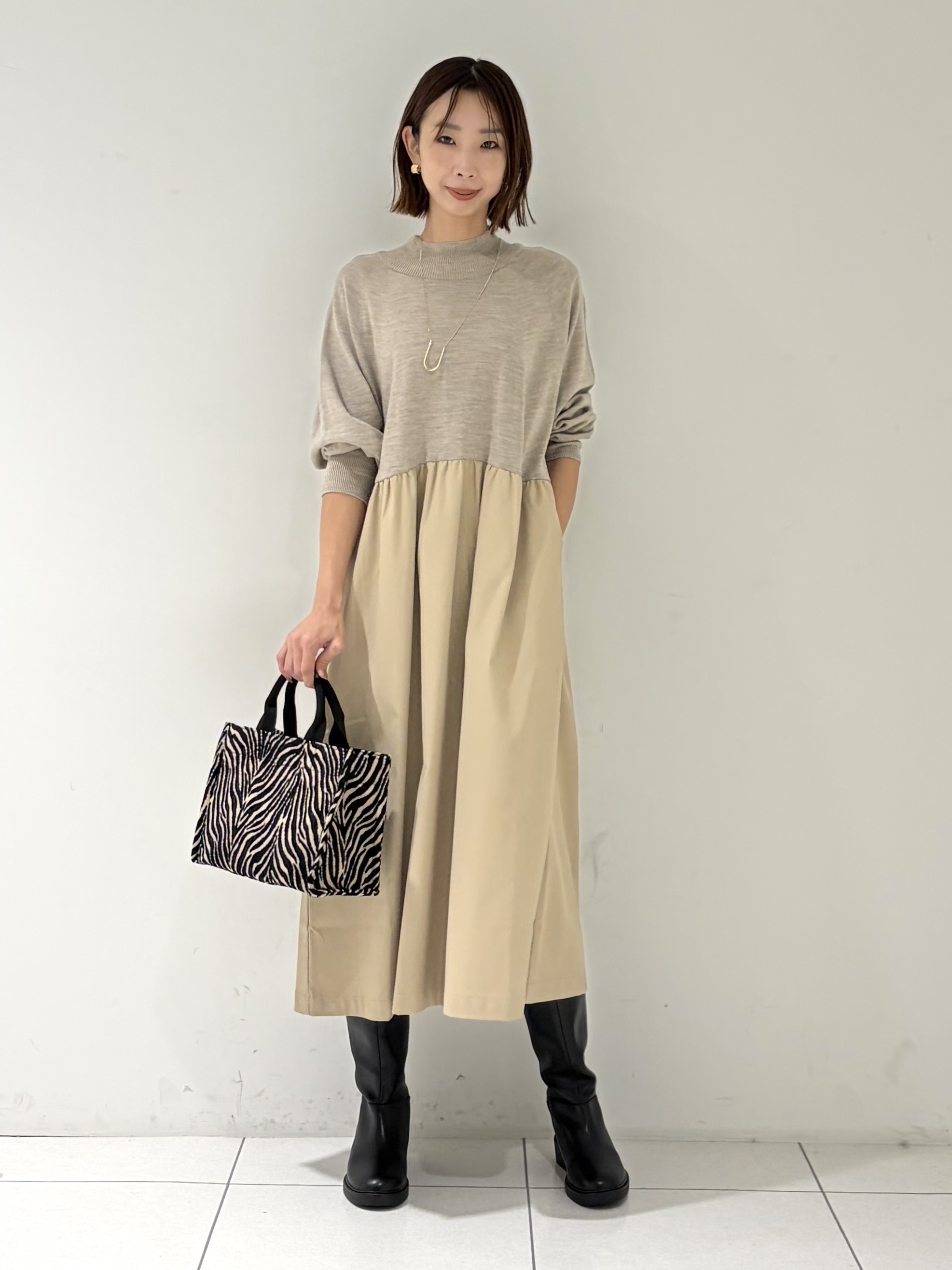shioriさんの「INDIVI｜【1枚でコーデ完成！／体型カバー】布帛コンビウール混ニットワンピース」を使ったコーディネート