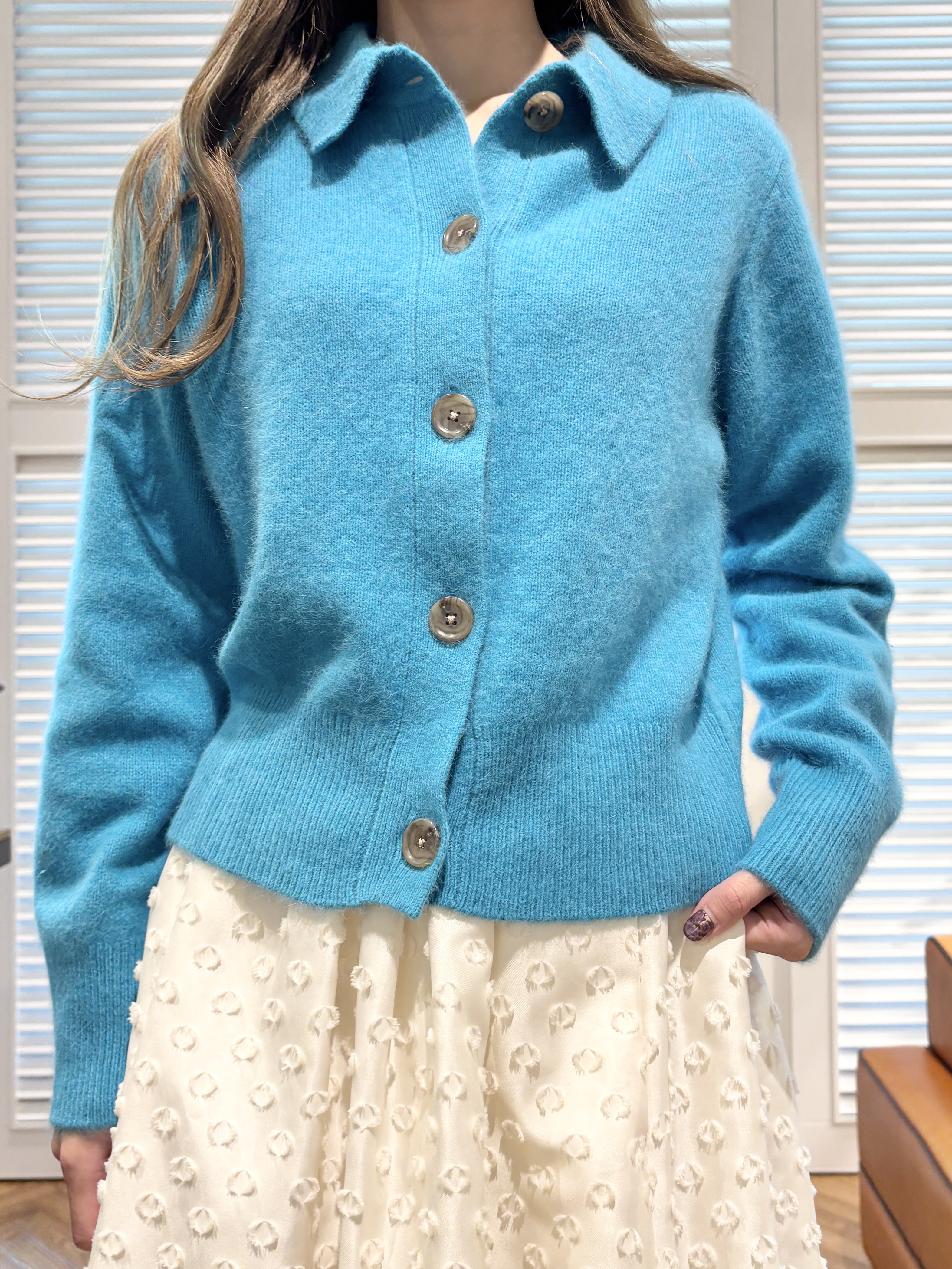 清水夏姫さんの「DRESSTERIOR｜【STORY11月号掲載】カットジャガードボリュームスカート」を使ったコーディネート