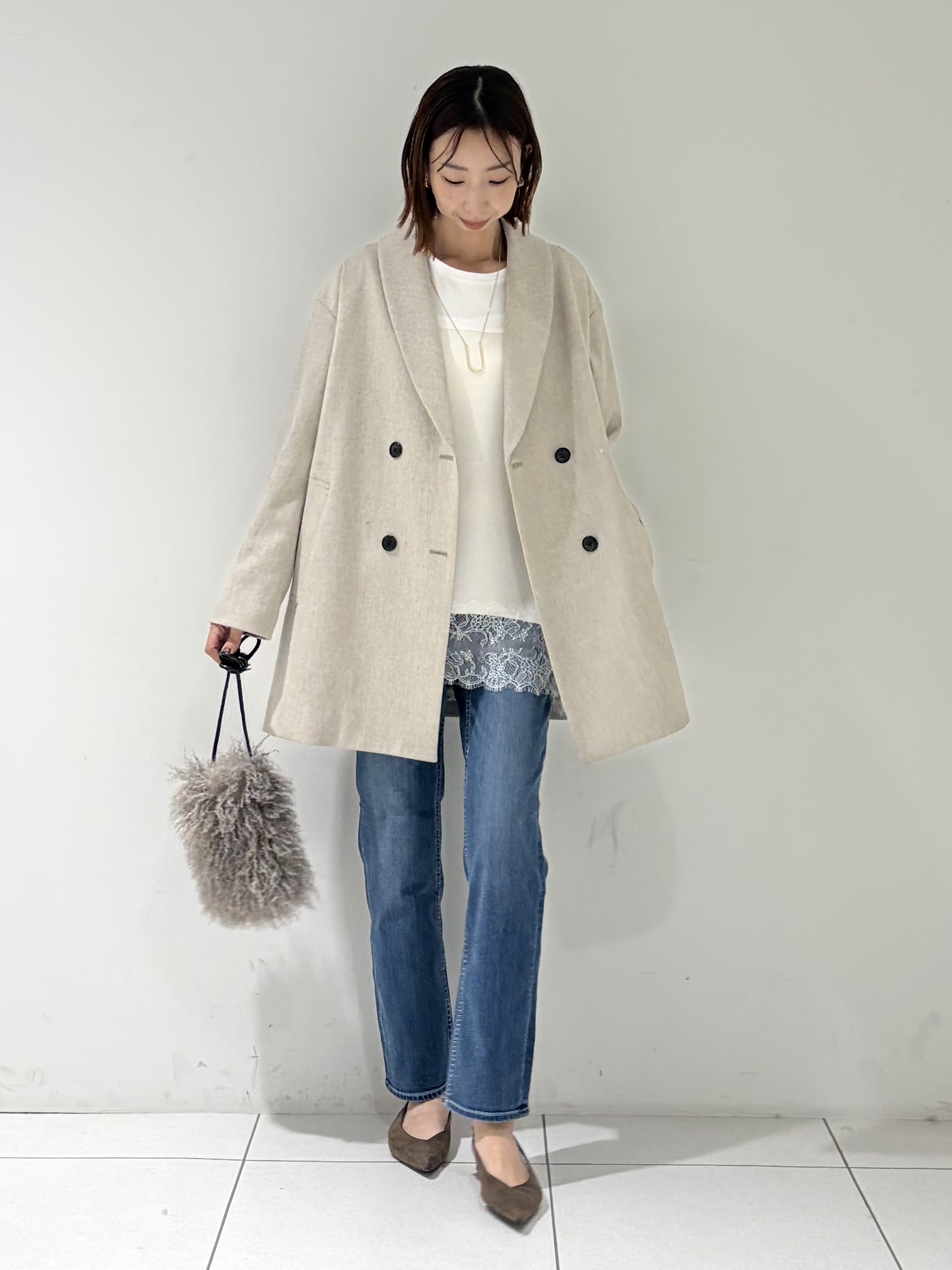 shioriさんの「INDIVI｜【顔まわりスッキリ】ショールカラー ミドル丈コート」を使ったコーディネート