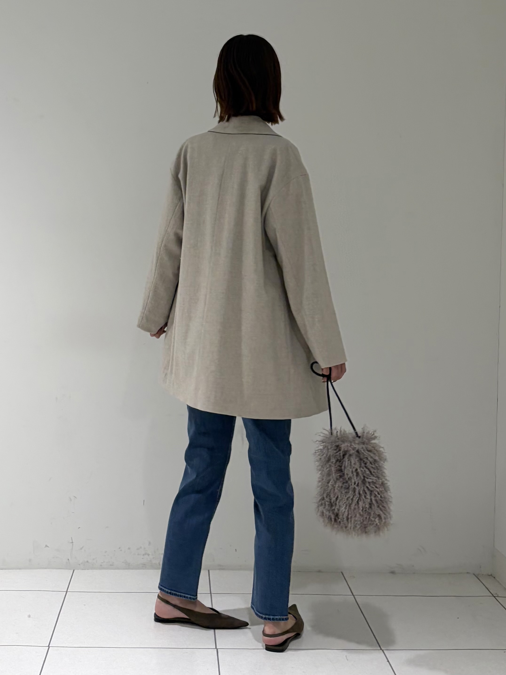 shioriさんの「INDIVI｜【顔まわりスッキリ】ショールカラー ミドル丈コート」を使ったコーディネート