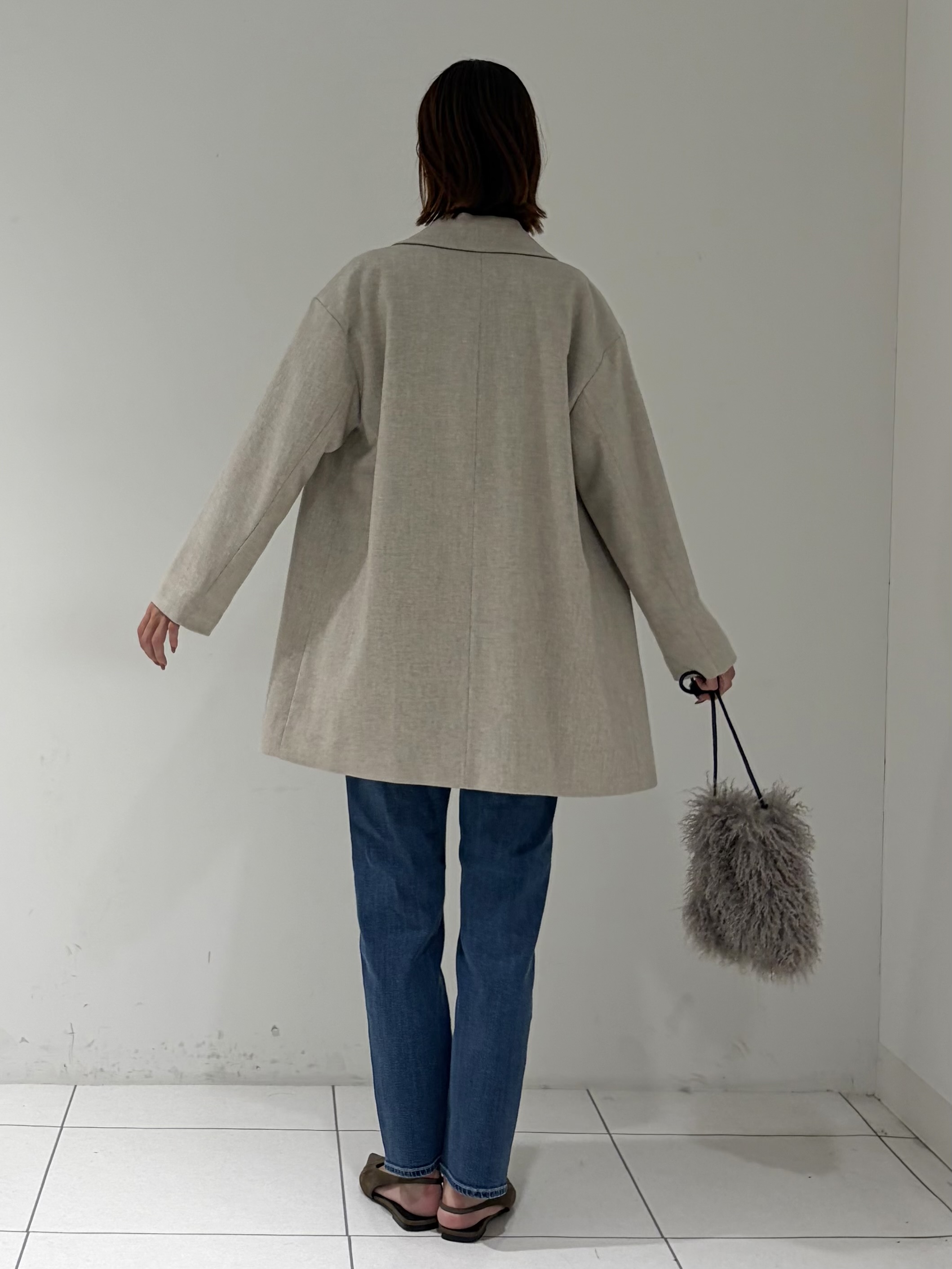shioriさんの「INDIVI｜【顔まわりスッキリ】ショールカラー ミドル丈コート」を使ったコーディネート