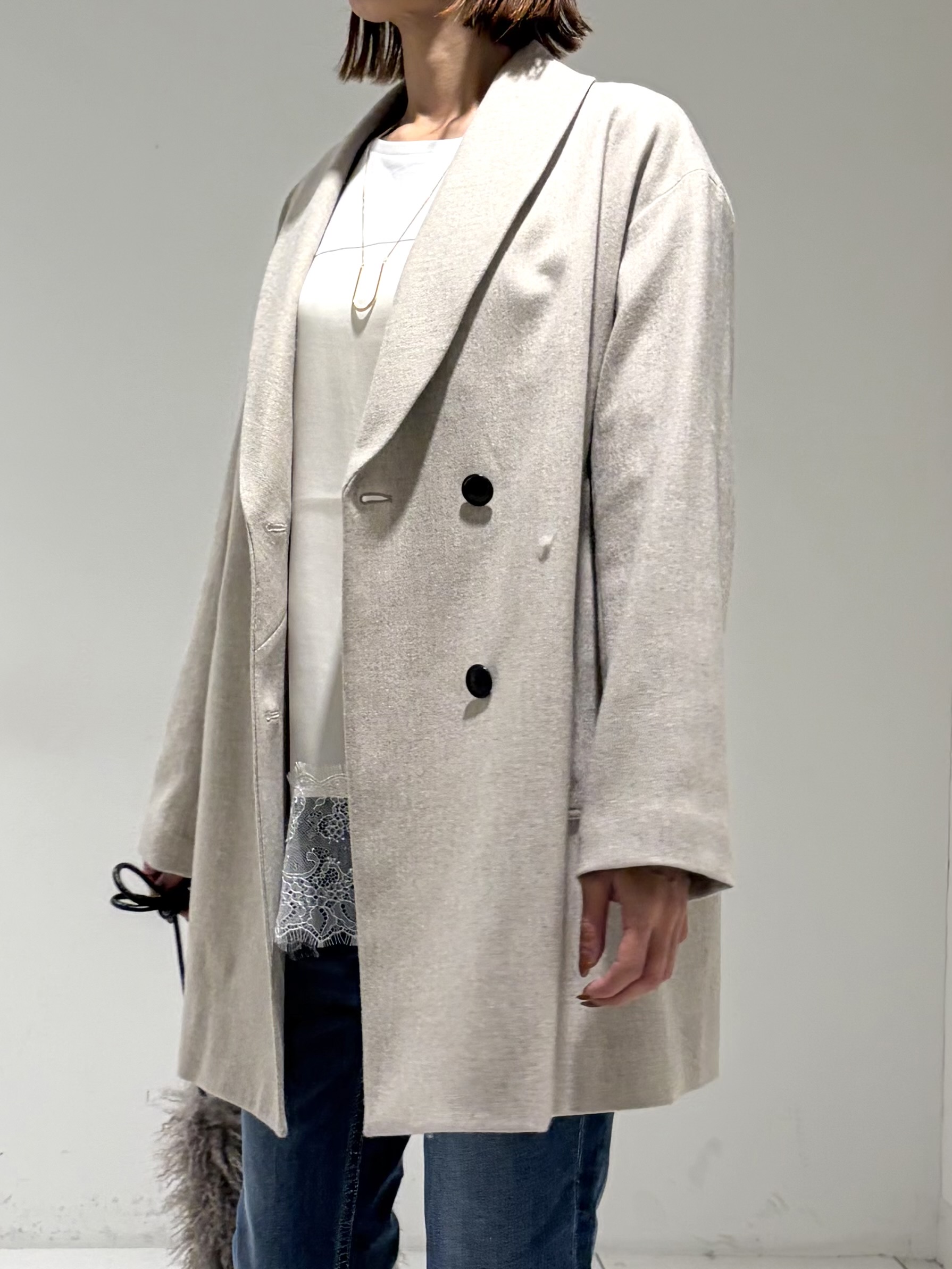 shioriさんの「INDIVI｜【顔まわりスッキリ】ショールカラー ミドル丈コート」を使ったコーディネート