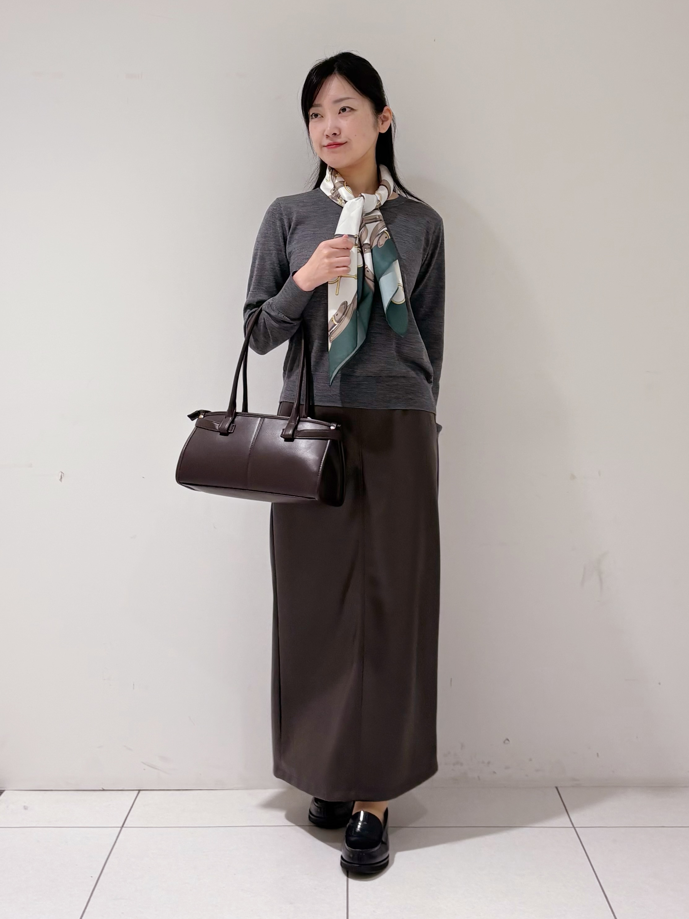 momokoさんの「INDIVI｜【上品な光沢感】エクストラファインウール クルーネックニット」を使ったコーディネート