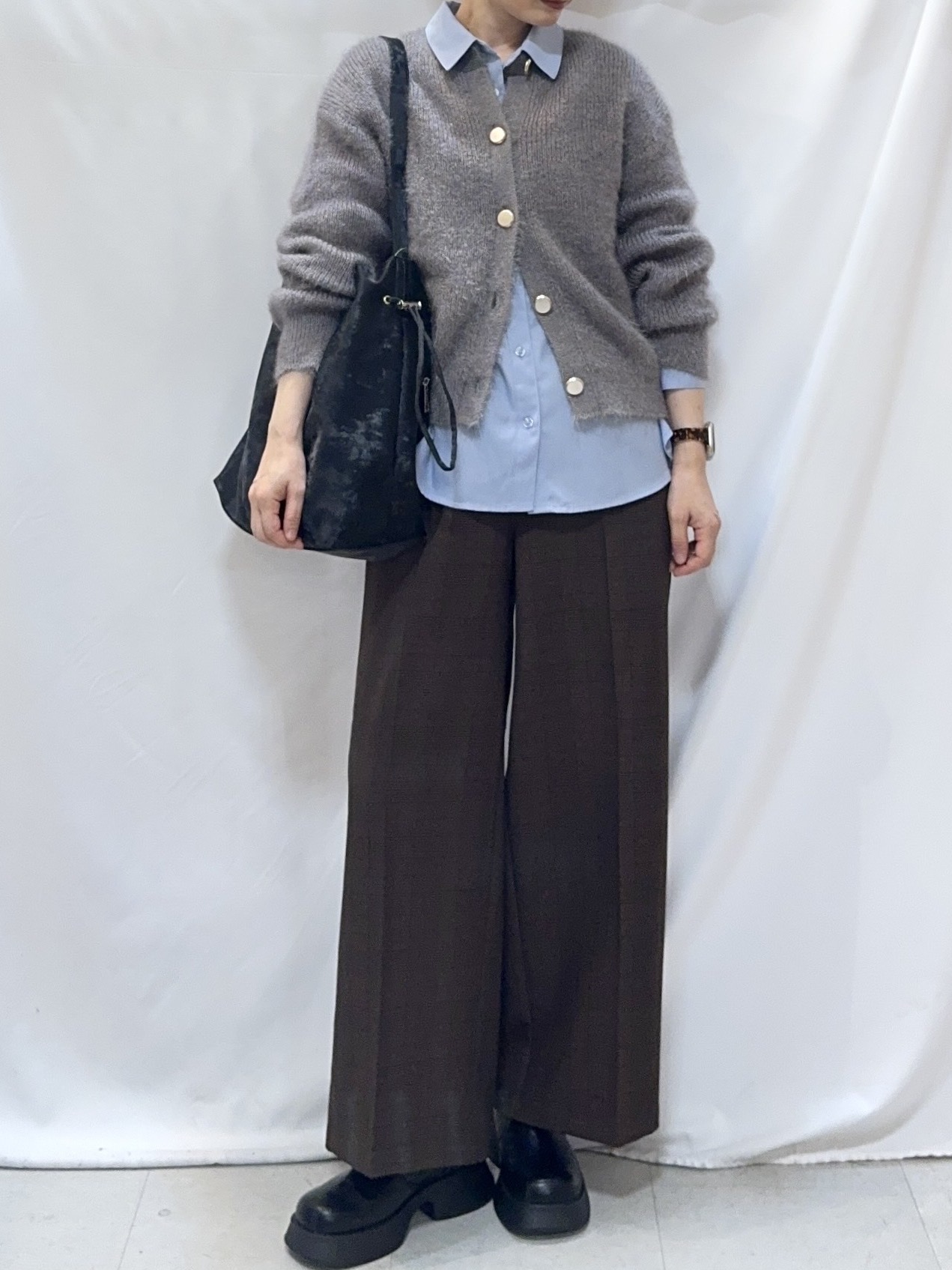 𝐇𝐢𝐫𝐨𝐦𝐢さんの「SHOO･LA･RUE｜【S-LL】ゆるもこ シャギーニットカーディガン」を使ったコーディネート
