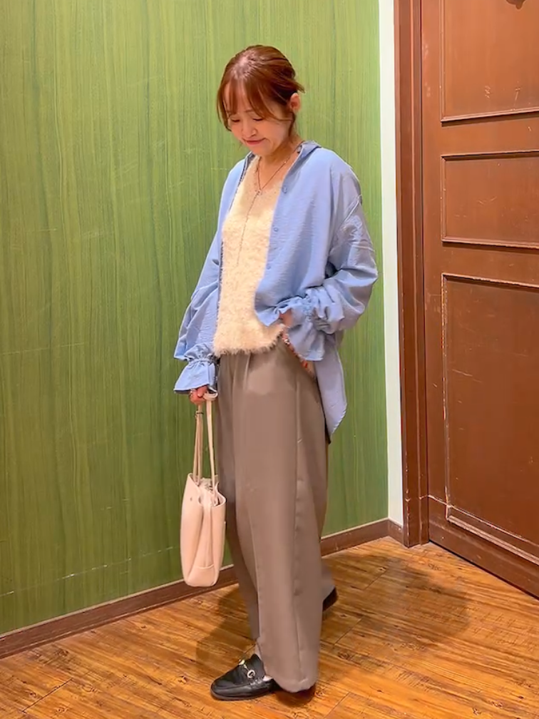 かおりさんの「SHOO･LA･RUE｜【洗濯機可】重ねるだけで華やかに ふわふわシャギーベスト」を使ったコーディネート