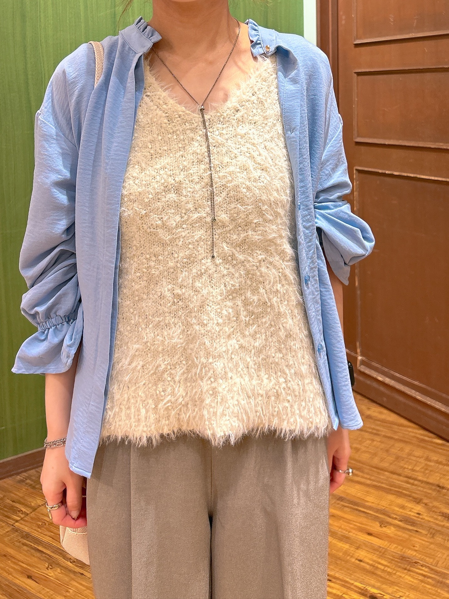 かおりさんの「SHOO･LA･RUE｜【洗濯機可】重ねるだけで華やかに ふわふわシャギーベスト」を使ったコーディネート