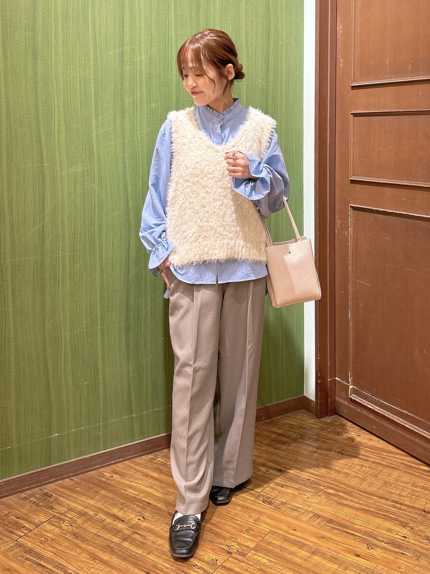 かおりさんの「SHOO･LA･RUE｜【洗濯機可】重ねるだけで華やかに ふわふわシャギーベスト」を使ったコーディネート