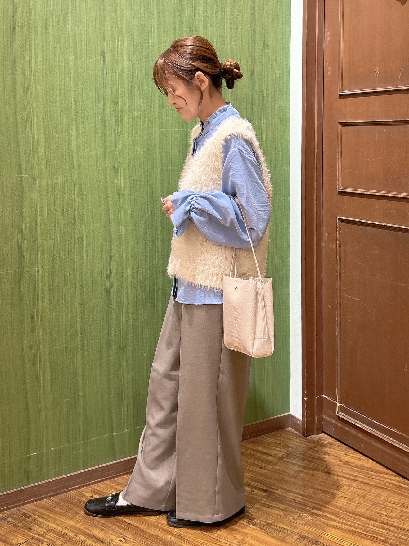 かおりさんの「SHOO･LA･RUE｜【洗濯機可】重ねるだけで華やかに ふわふわシャギーベスト」を使ったコーディネート
