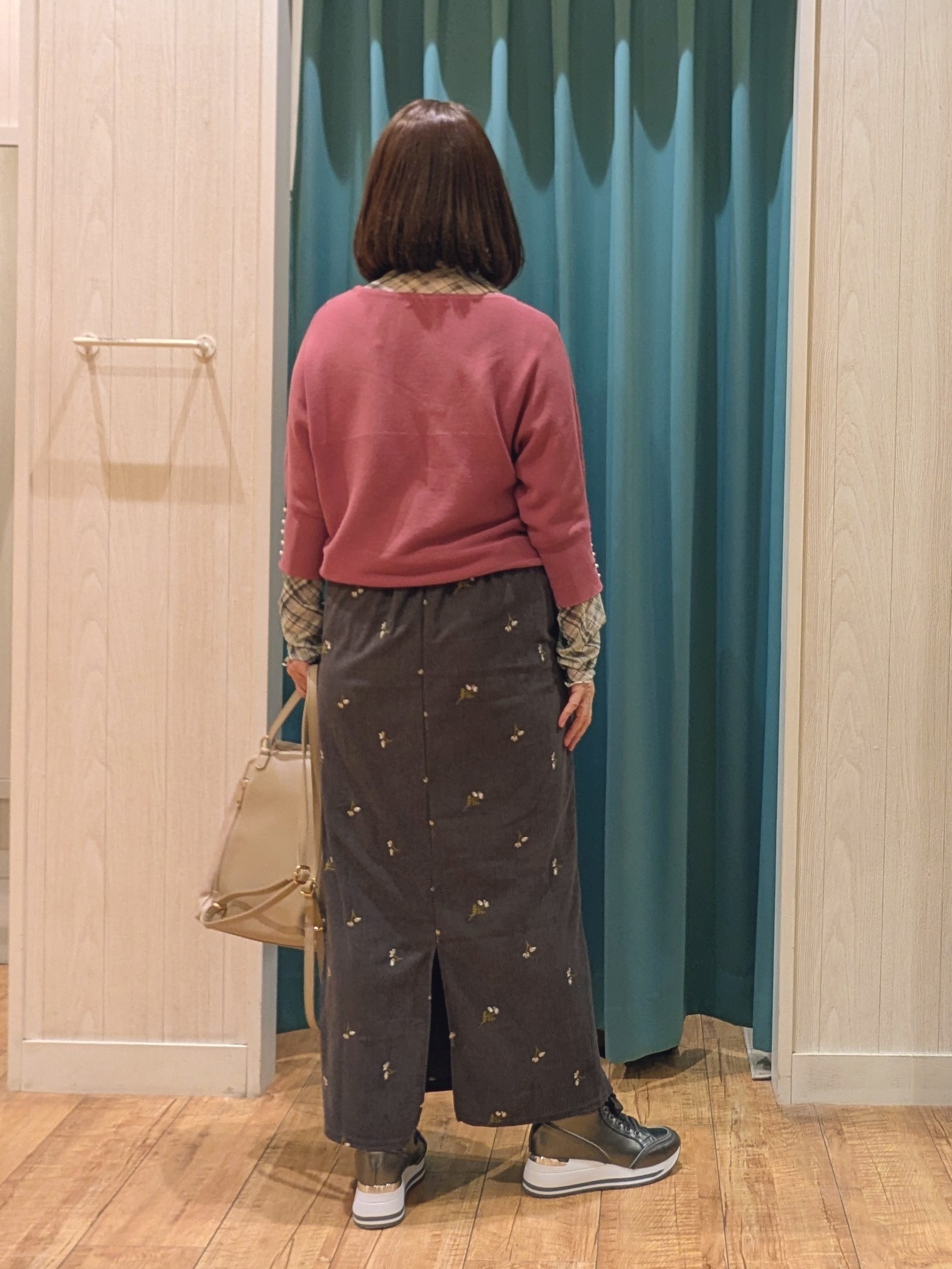 ゆーさんさんの「SHOO･LA･RUE｜【毛玉になりにくい/洗濯機可】パールで手元美しく 7分袖とろみガータードルマンニット」を使ったコーディネート