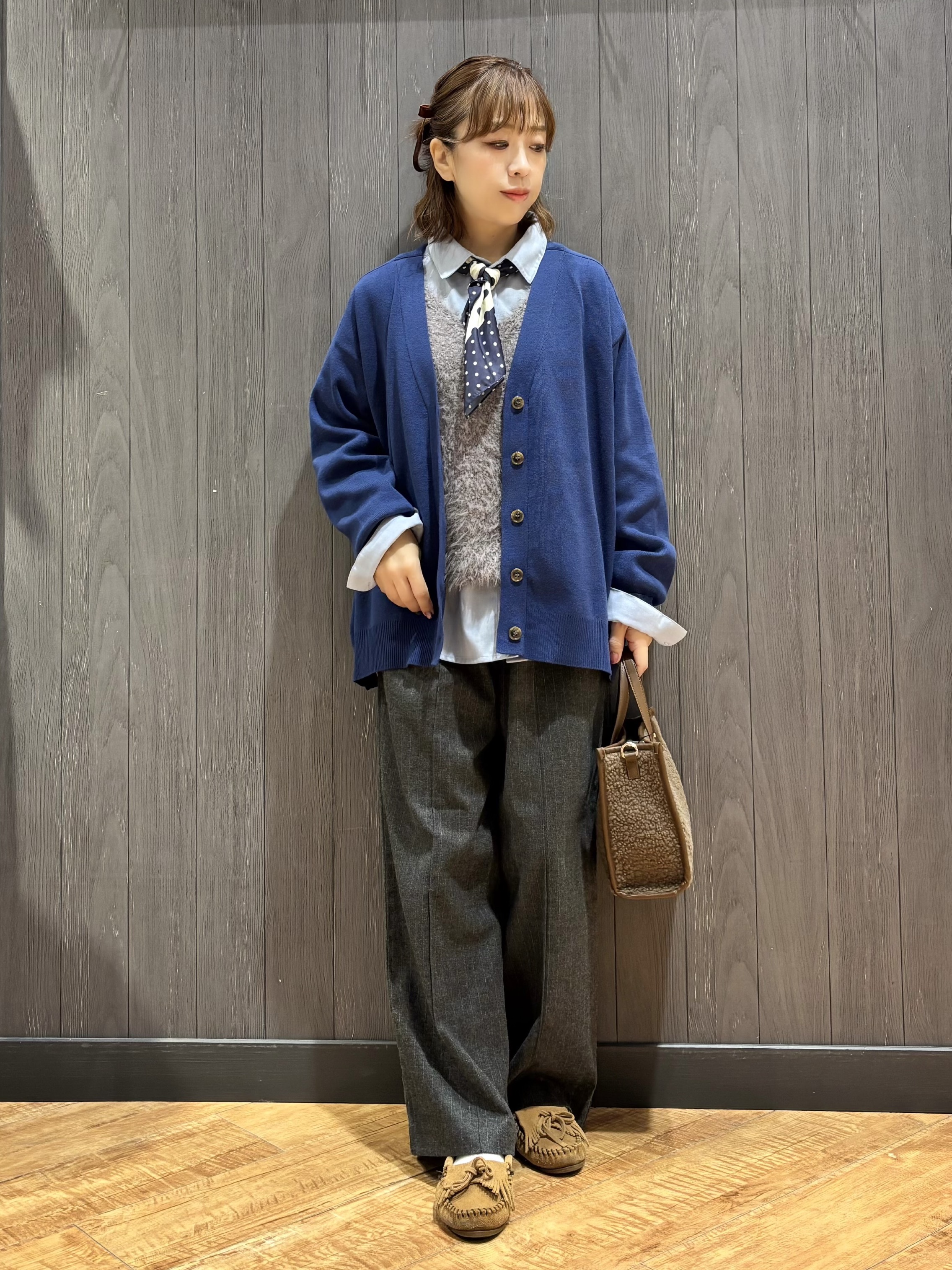 meiさんの「SHOO･LA･RUE｜【毛玉になりにくい/S-LL/洗濯機可/体型カバー】Vネックゆったりカーディガン」を使ったコーディネート