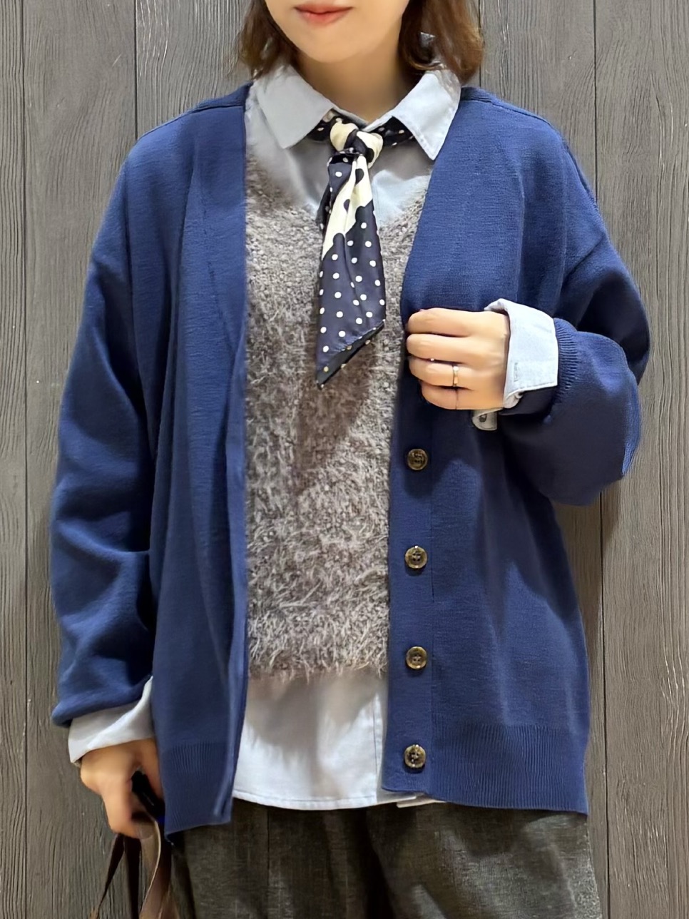 meiさんの「SHOO･LA･RUE｜【毛玉になりにくい/S-LL/洗濯機可/体型カバー】Vネックゆったりカーディガン」を使ったコーディネート
