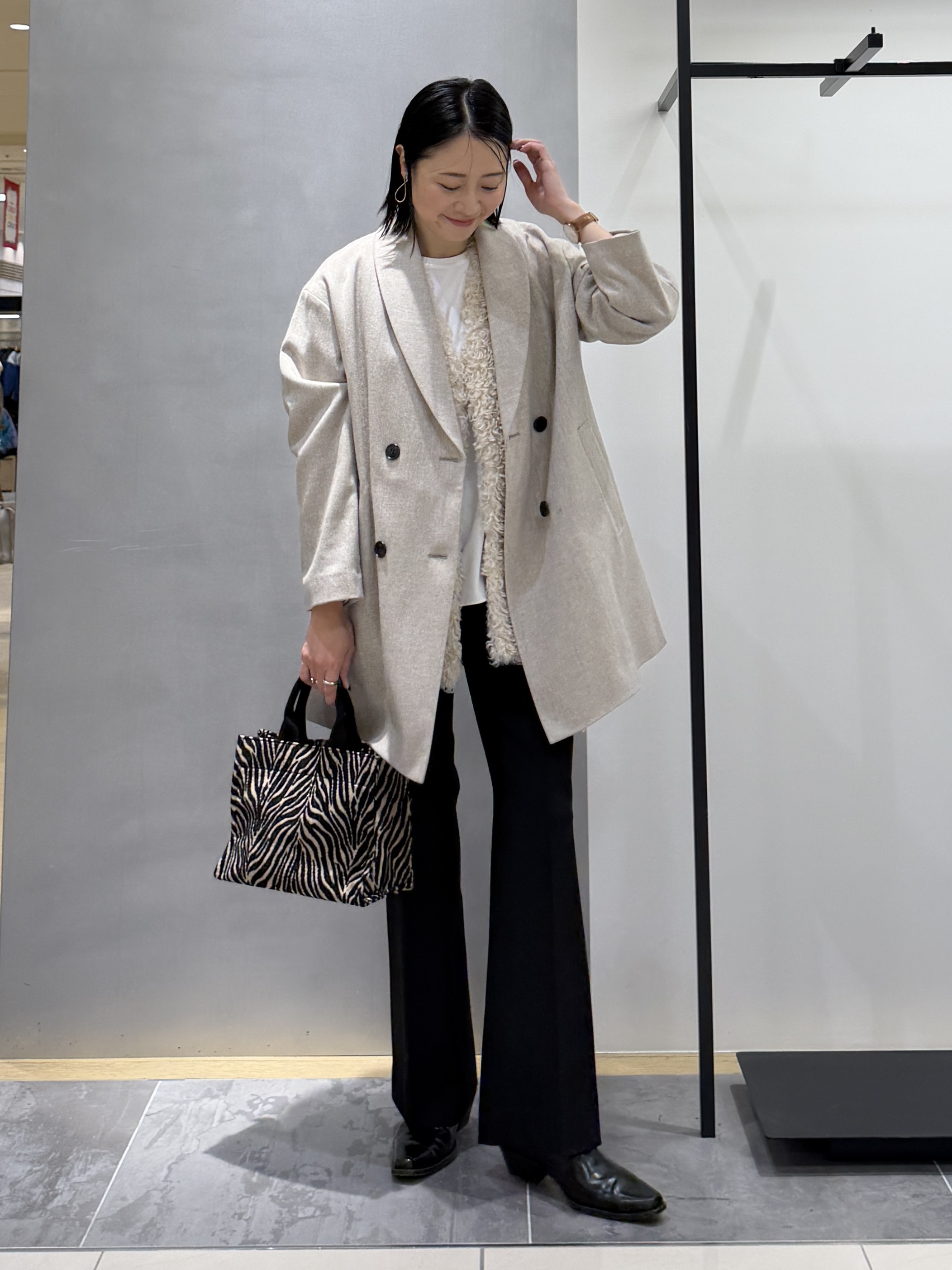 shihoさんの「INDIVI｜【羽織るだけでお洒落】カールエコファー ジレ」を使ったコーディネート
