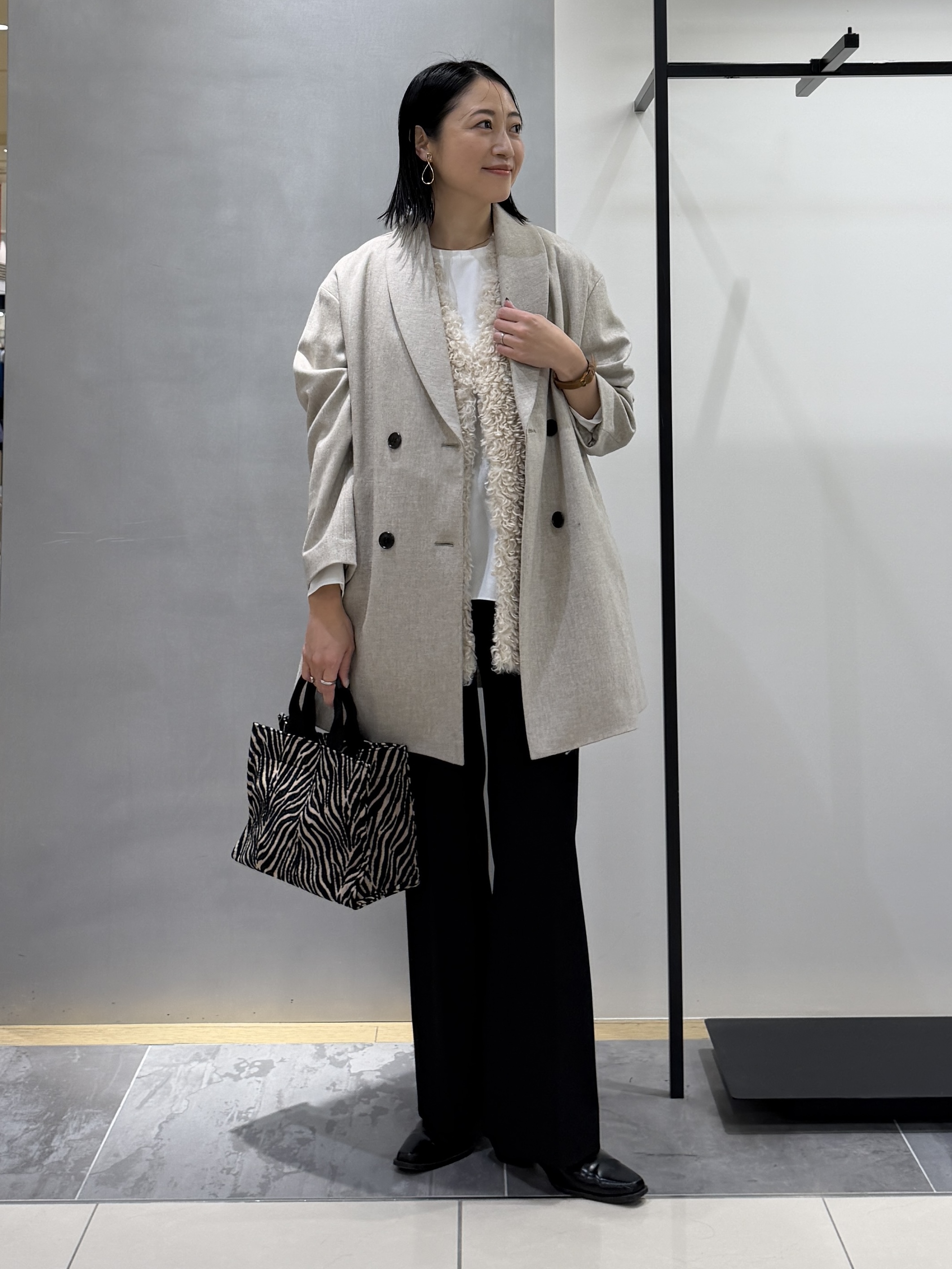 shihoさんの「INDIVI｜【羽織るだけでお洒落】カールエコファー ジレ」を使ったコーディネート