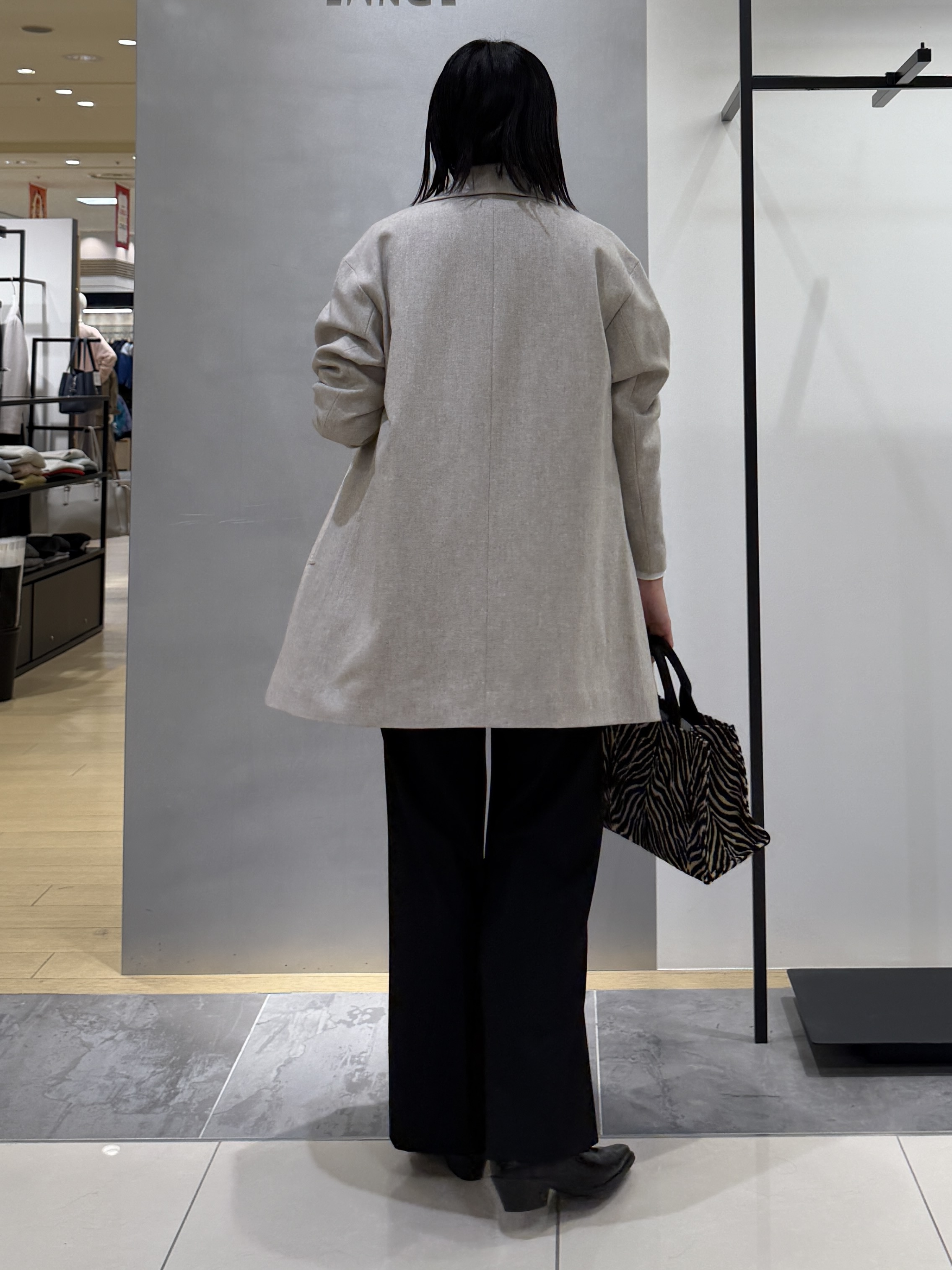 shihoさんの「INDIVI｜【羽織るだけでお洒落】カールエコファー ジレ」を使ったコーディネート