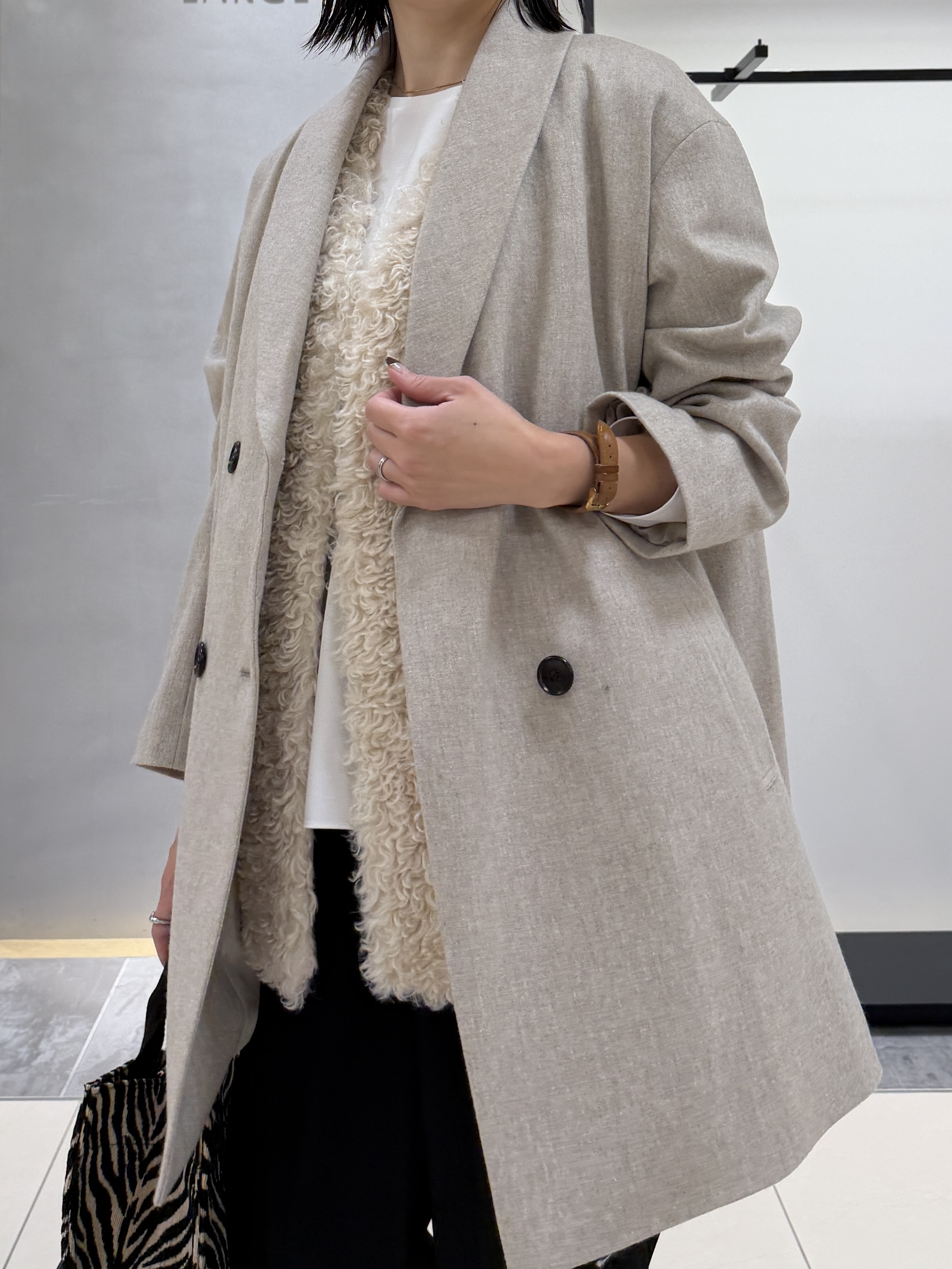 shihoさんの「INDIVI｜【羽織るだけでお洒落】カールエコファー ジレ」を使ったコーディネート