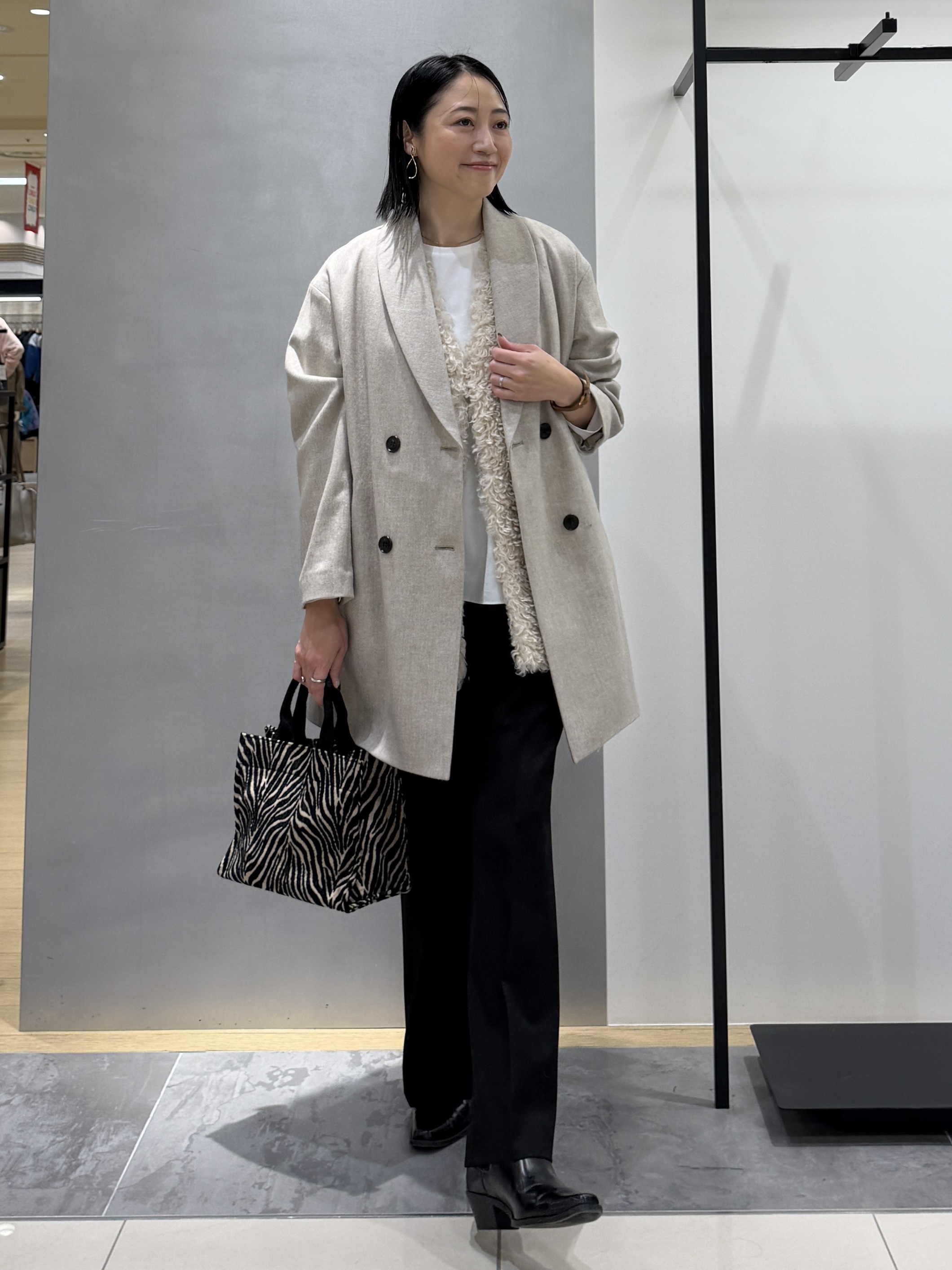 shihoさんの「INDIVI｜【羽織るだけでお洒落】カールエコファー ジレ」を使ったコーディネート