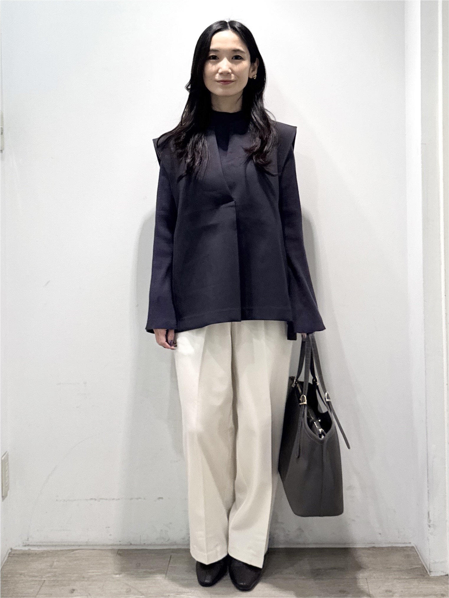 yuicciさんの「OPAQUE.CLIP｜《ツインセット》Vネックベスト&times;ハイネックリブニット【洗濯機OK】」を使ったコーディネート