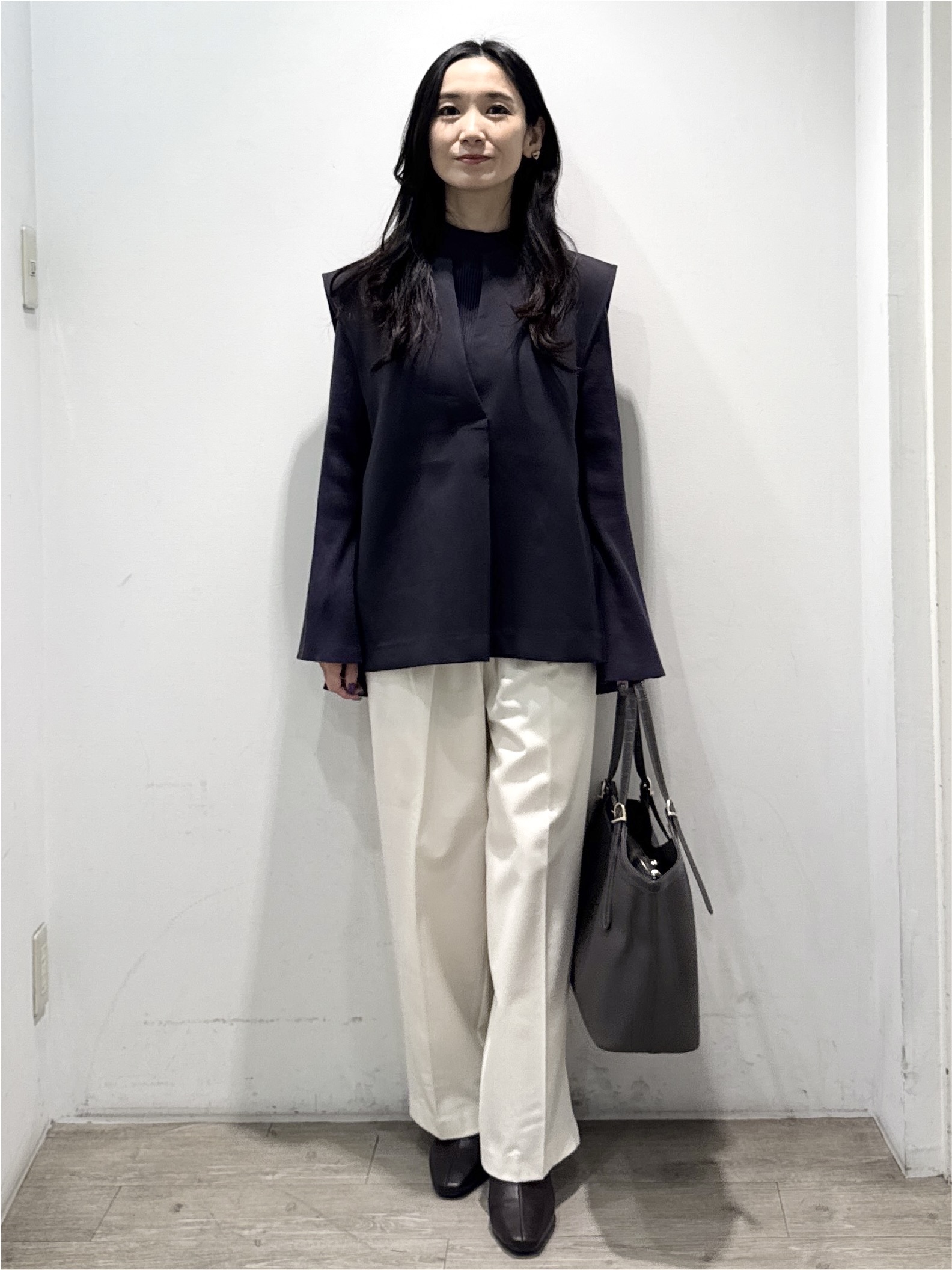 yuicciさんの「OPAQUE.CLIP｜《ツインセット》Vネックベスト&times;ハイネックリブニット【洗濯機OK】」を使ったコーディネート