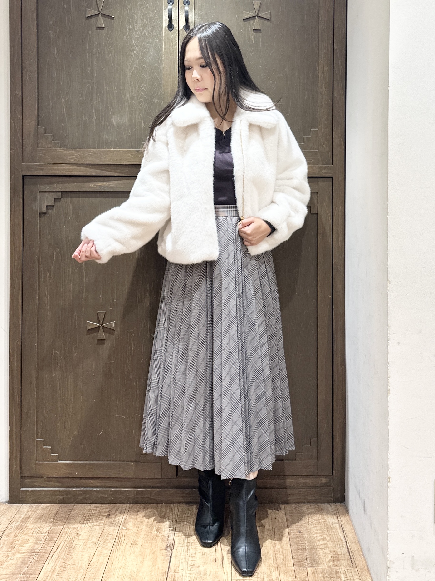 kanaさんの「index｜ビジューパーツ付きハートネックニット【洗濯機OK／抗ピリング】」を使ったコーディネート