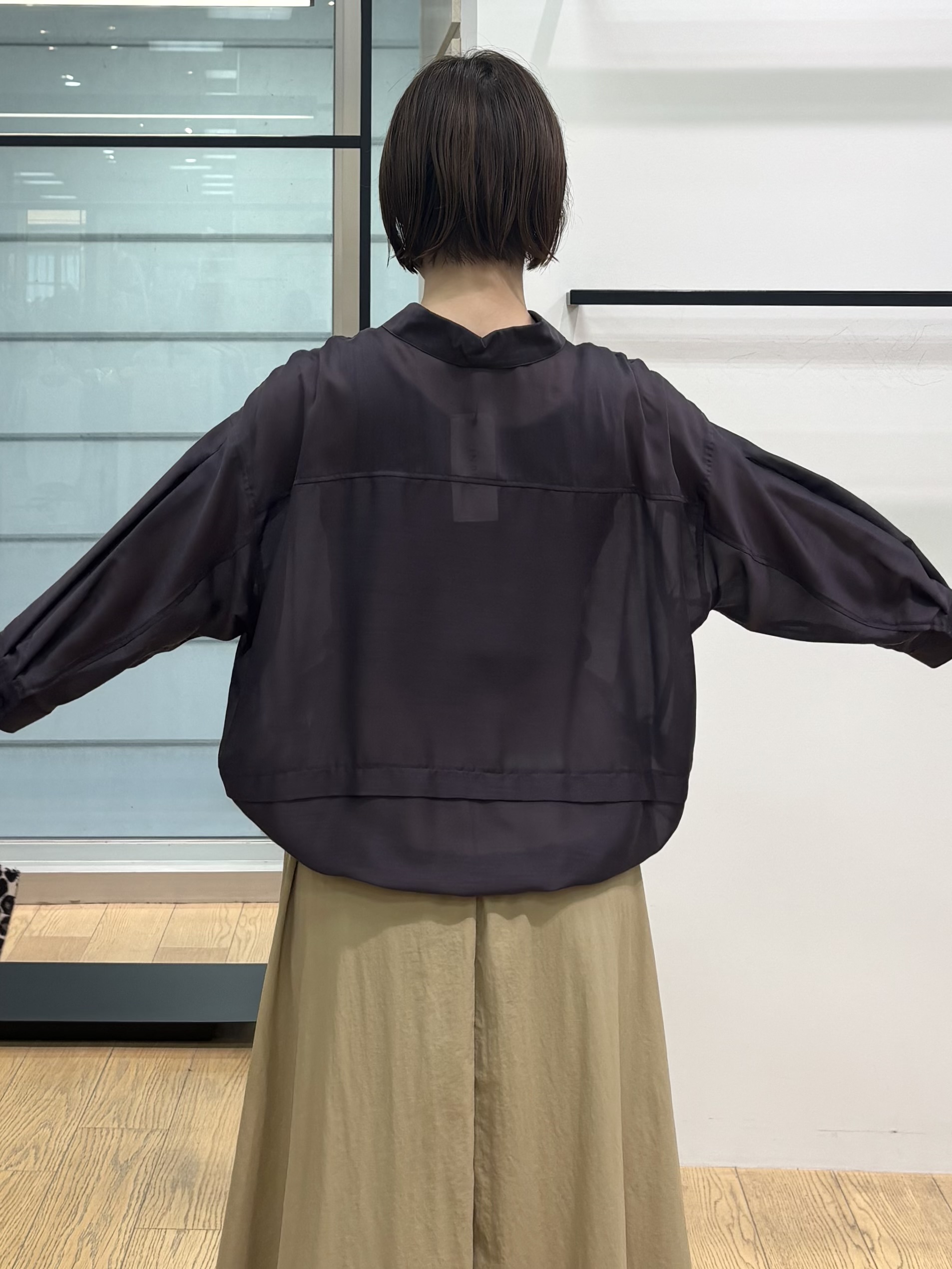 asamiさんの「INDIVI｜【接触冷感／洗える／2WAY】ドロスト付 シアーシャンブレーシャツ」を使ったコーディネート