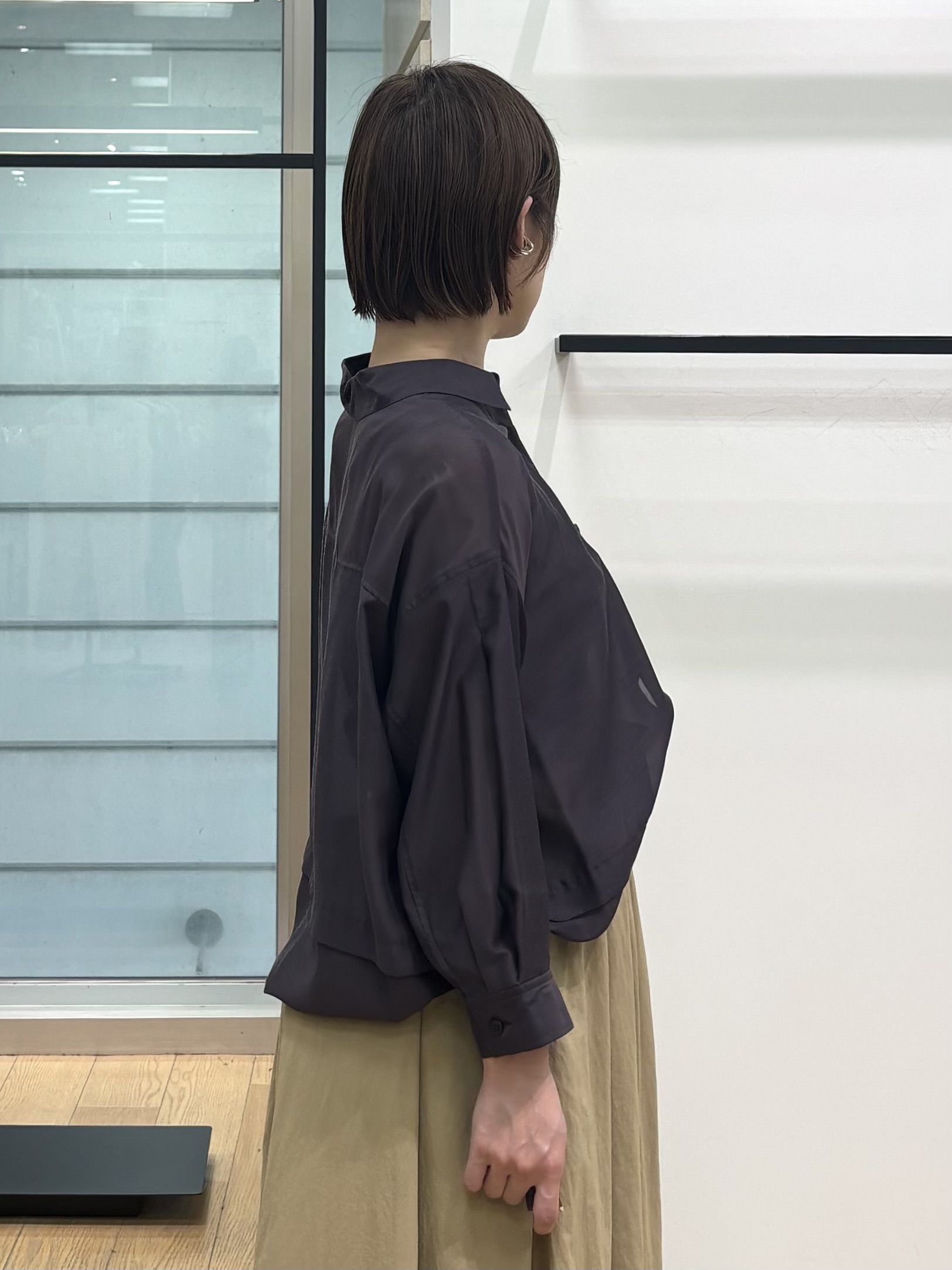 asamiさんの「INDIVI｜【接触冷感／洗える／2WAY】ドロスト付 シアーシャンブレーシャツ」を使ったコーディネート