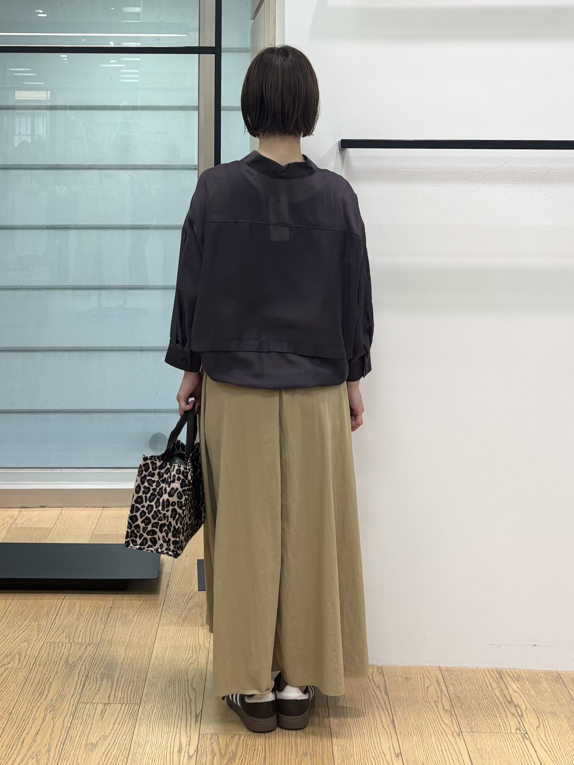 asamiさんの「INDIVI｜【接触冷感／洗える／2WAY】ドロスト付 シアーシャンブレーシャツ」を使ったコーディネート