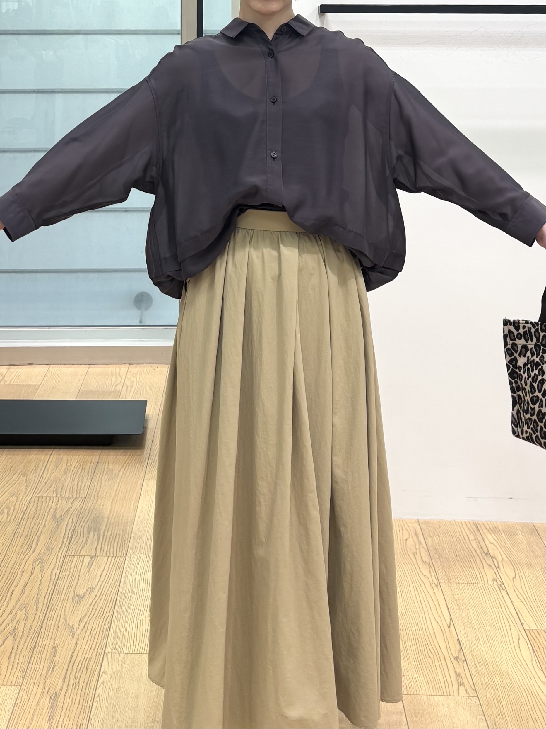 asamiさんの「INDIVI｜【接触冷感／洗える／2WAY】ドロスト付 シアーシャンブレーシャツ」を使ったコーディネート