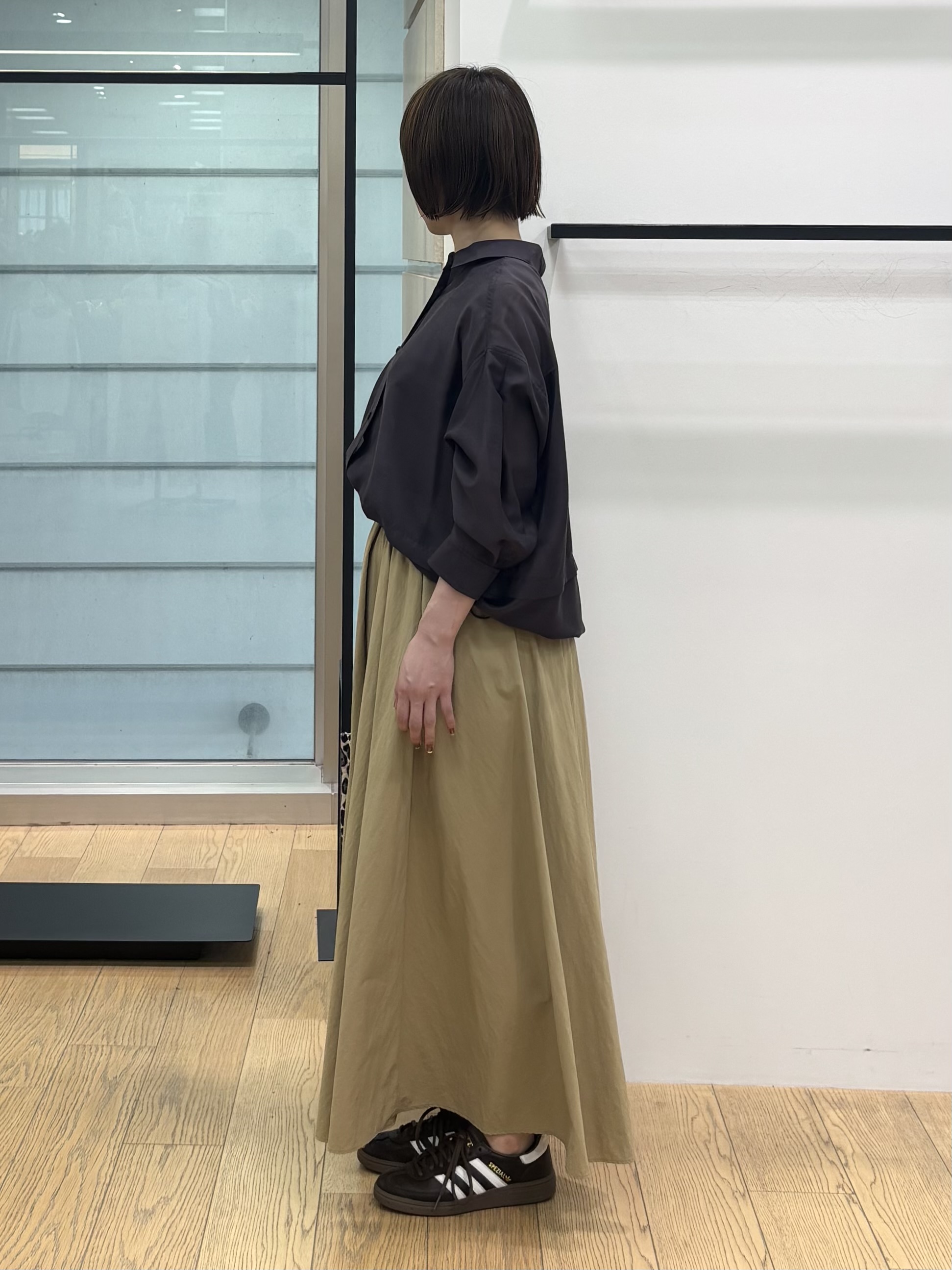 asamiさんの「INDIVI｜【接触冷感／洗える／2WAY】ドロスト付 シアーシャンブレーシャツ」を使ったコーディネート