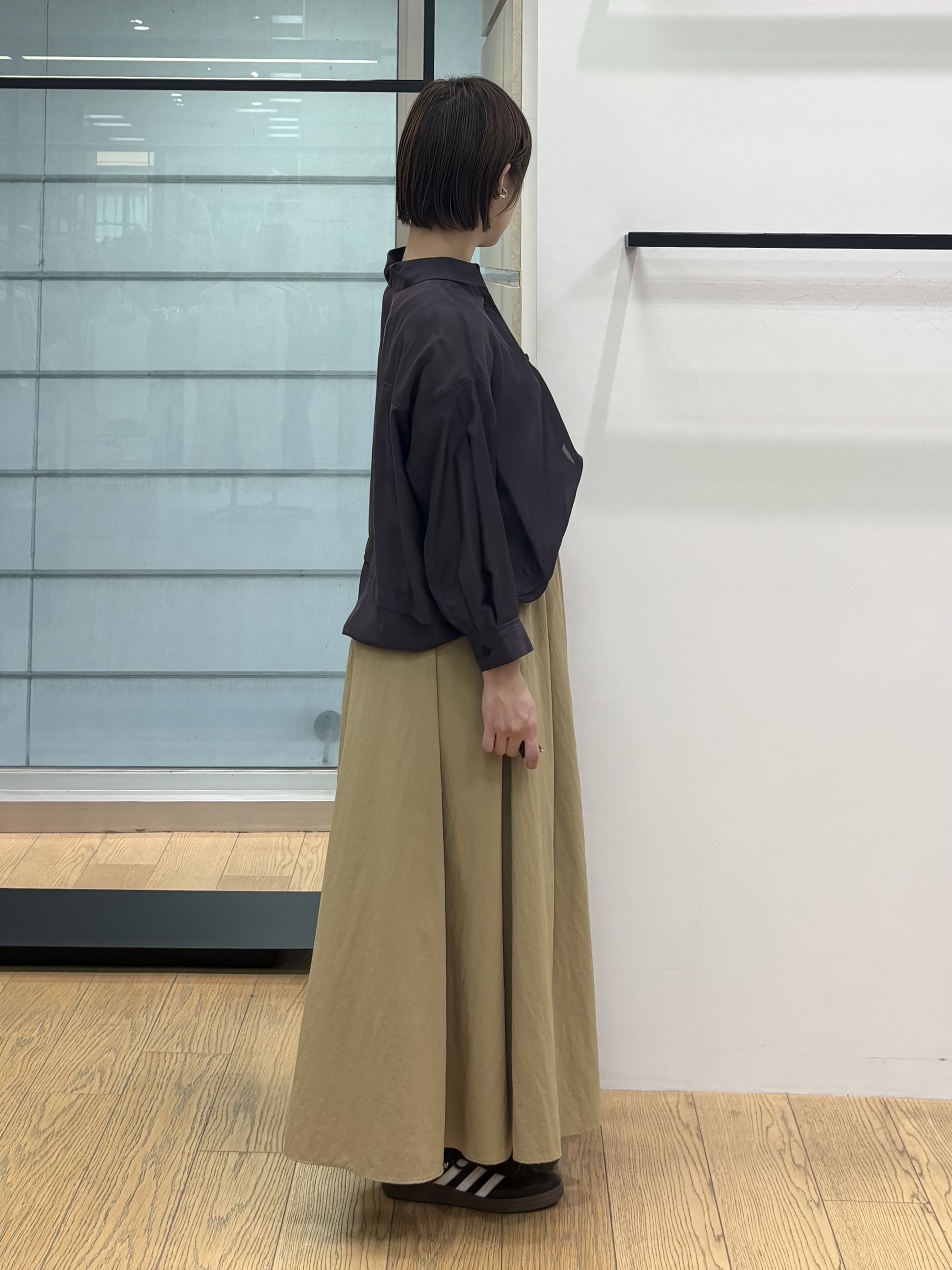 asamiさんの「INDIVI｜【接触冷感／洗える／2WAY】ドロスト付 シアーシャンブレーシャツ」を使ったコーディネート