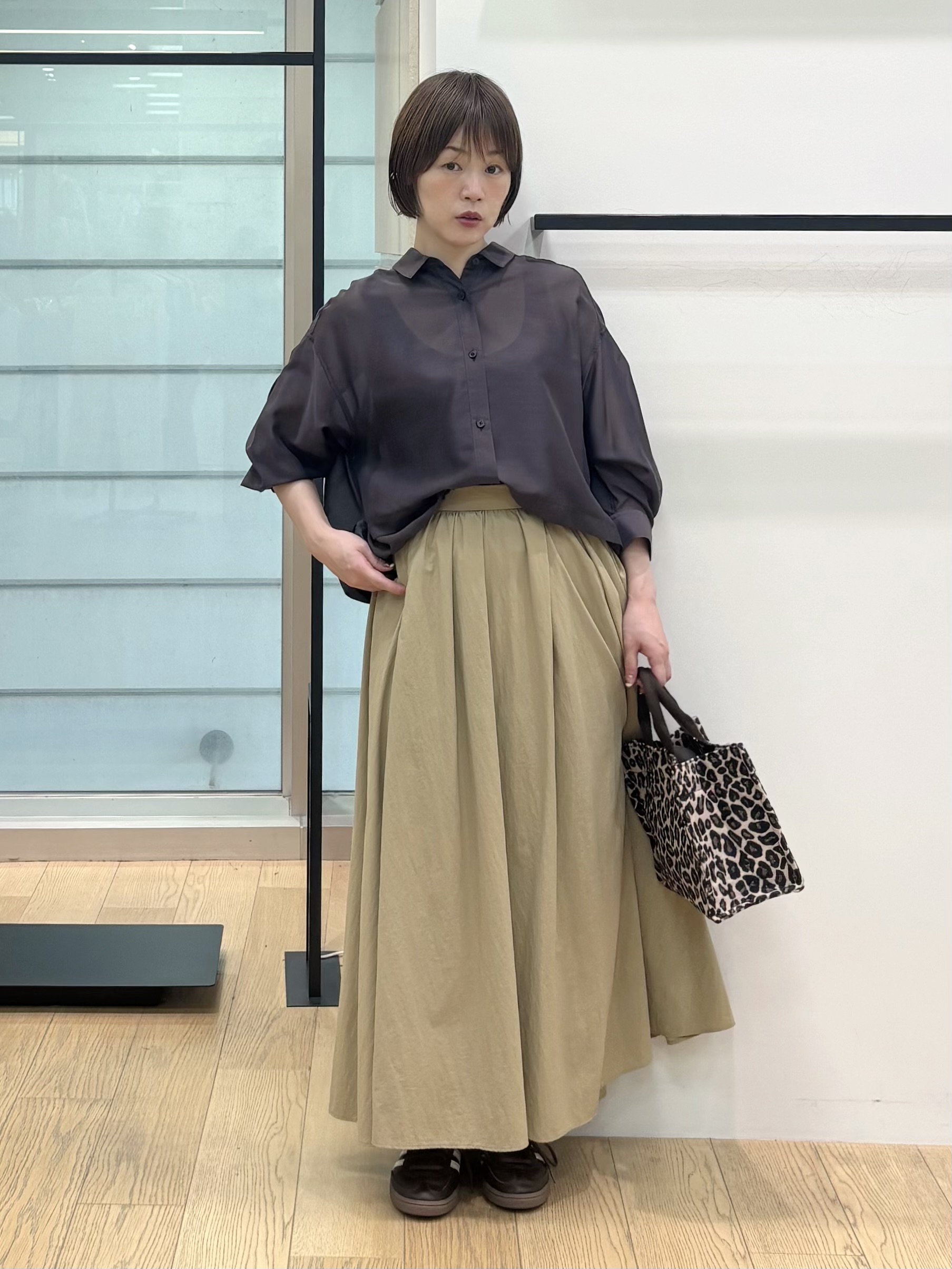 asamiさんの「INDIVI｜【接触冷感／洗える／2WAY】ドロスト付 シアーシャンブレーシャツ」を使ったコーディネート