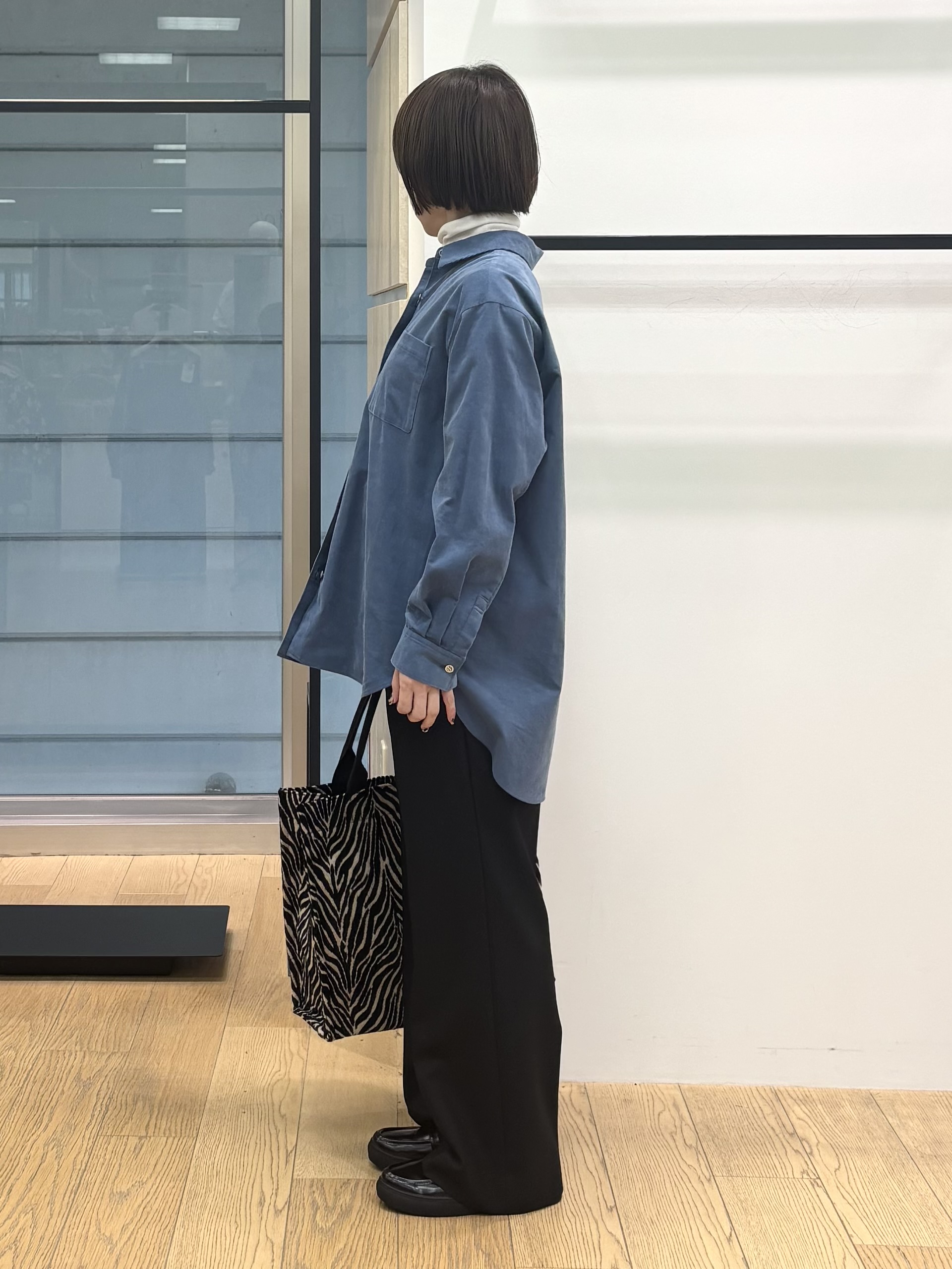 asamiさんの「INDIVI｜【大人コーデュロイ／SETUP可】オーバーサイズシャツ」を使ったコーディネート