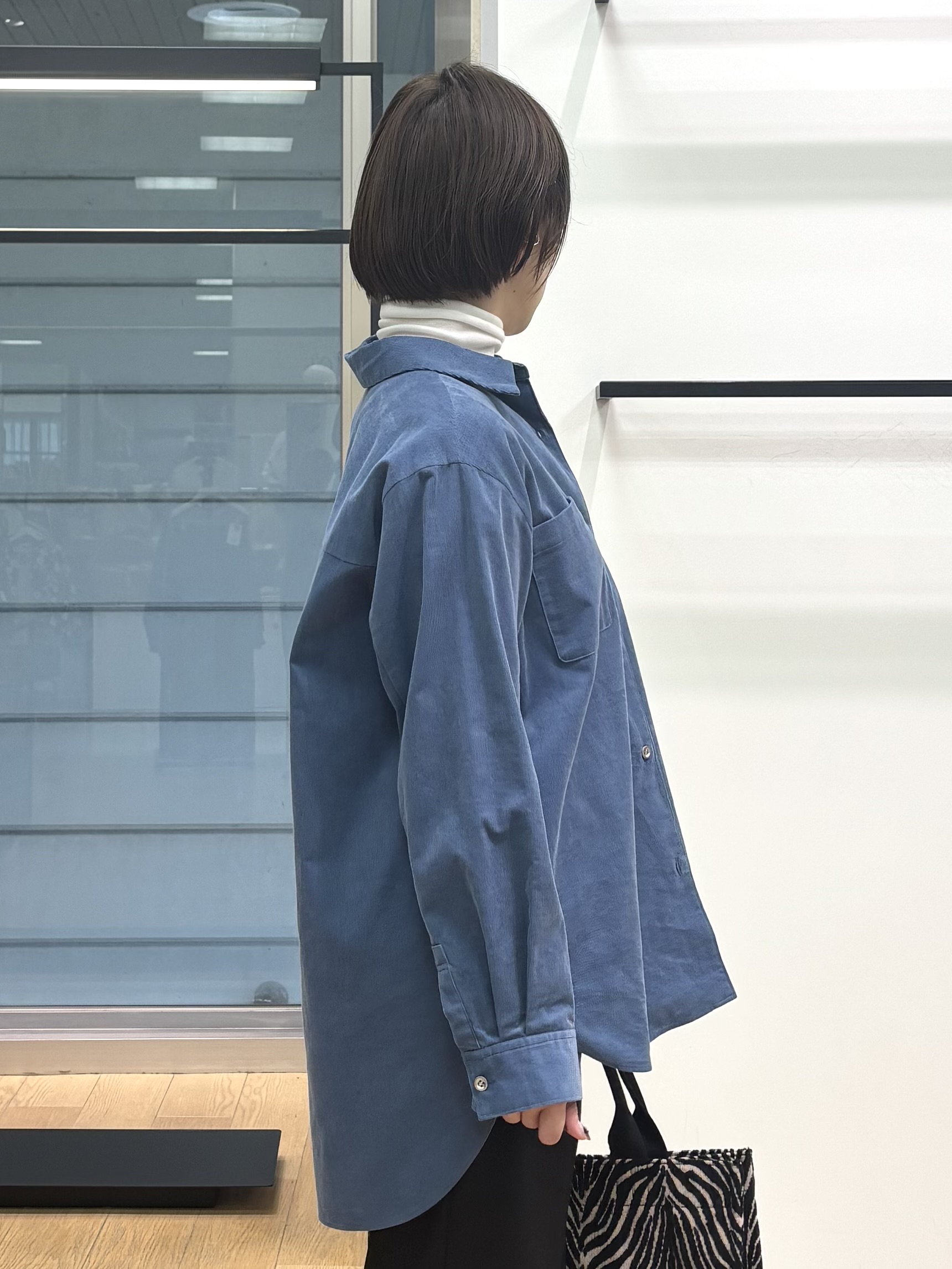 asamiさんの「INDIVI｜【大人コーデュロイ／SETUP可】オーバーサイズシャツ」を使ったコーディネート