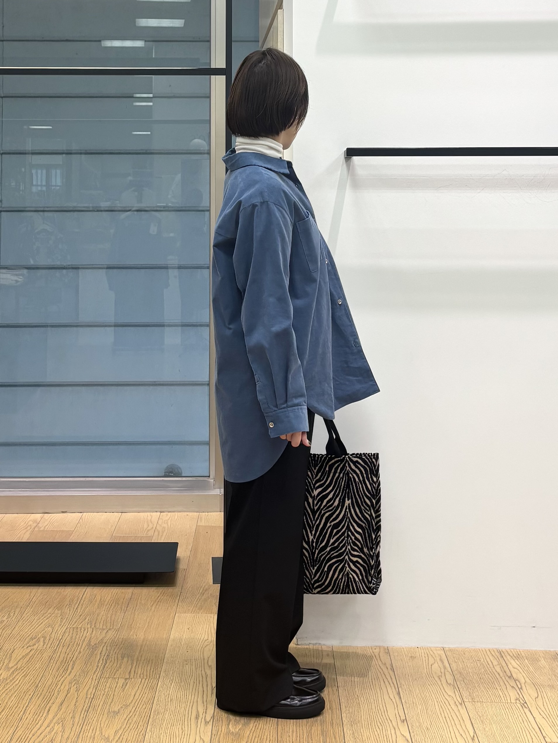 asamiさんの「INDIVI｜【大人コーデュロイ／SETUP可】オーバーサイズシャツ」を使ったコーディネート