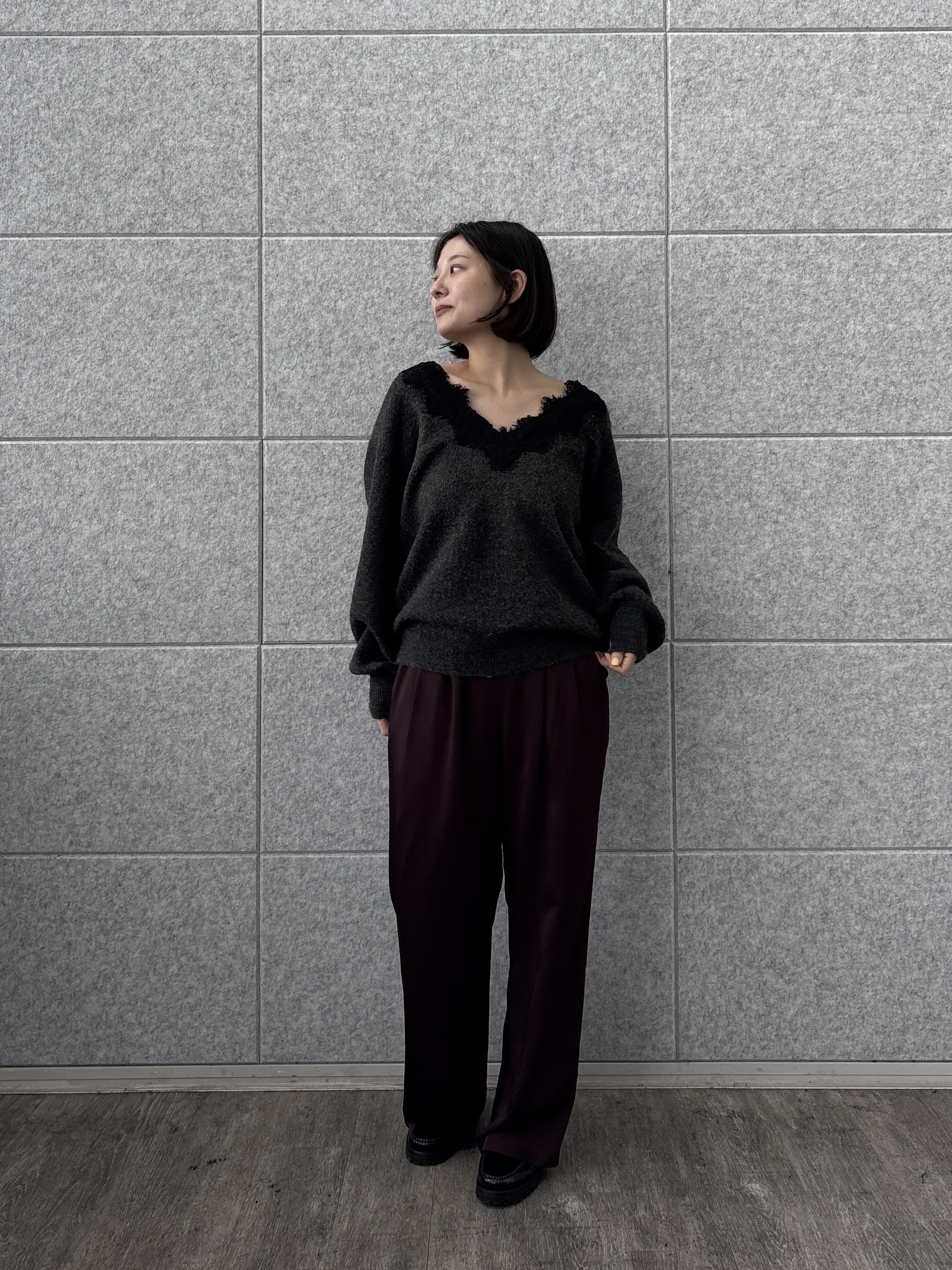 ayanoさんの「INDIVI｜レースドッキング深Vネックニット【再入荷／洗える】」を使ったコーディネート