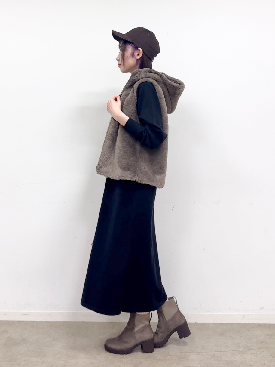 𝐜𝐡𝐢𝐤𝐚さんの「SHOO･LA･RUE｜【S-LL/洗濯機可】金ボタンニットでこなれ見え 襟デニムニットワンピース」を使ったコーディネート