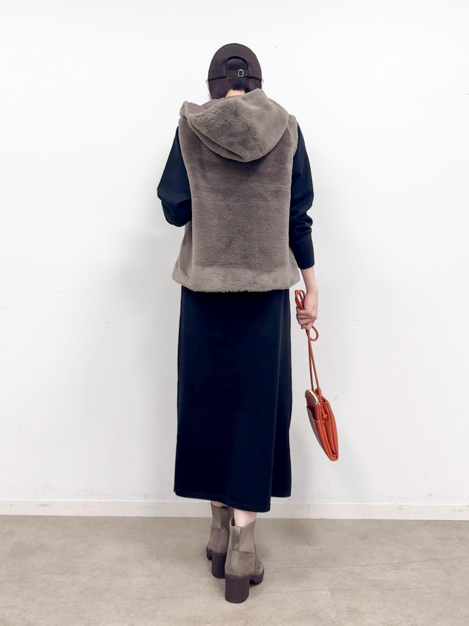 𝐜𝐡𝐢𝐤𝐚さんの「SHOO･LA･RUE｜【S-LL/洗濯機可】金ボタンニットでこなれ見え 襟デニムニットワンピース」を使ったコーディネート