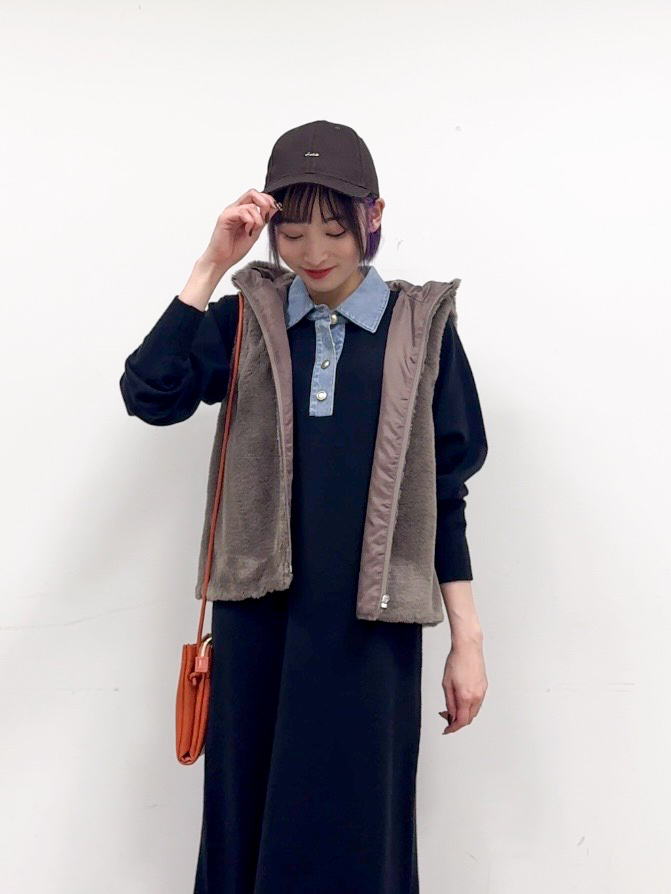 𝐜𝐡𝐢𝐤𝐚さんの「SHOO･LA･RUE｜【S-LL/洗濯機可】金ボタンニットでこなれ見え 襟デニムニットワンピース」を使ったコーディネート