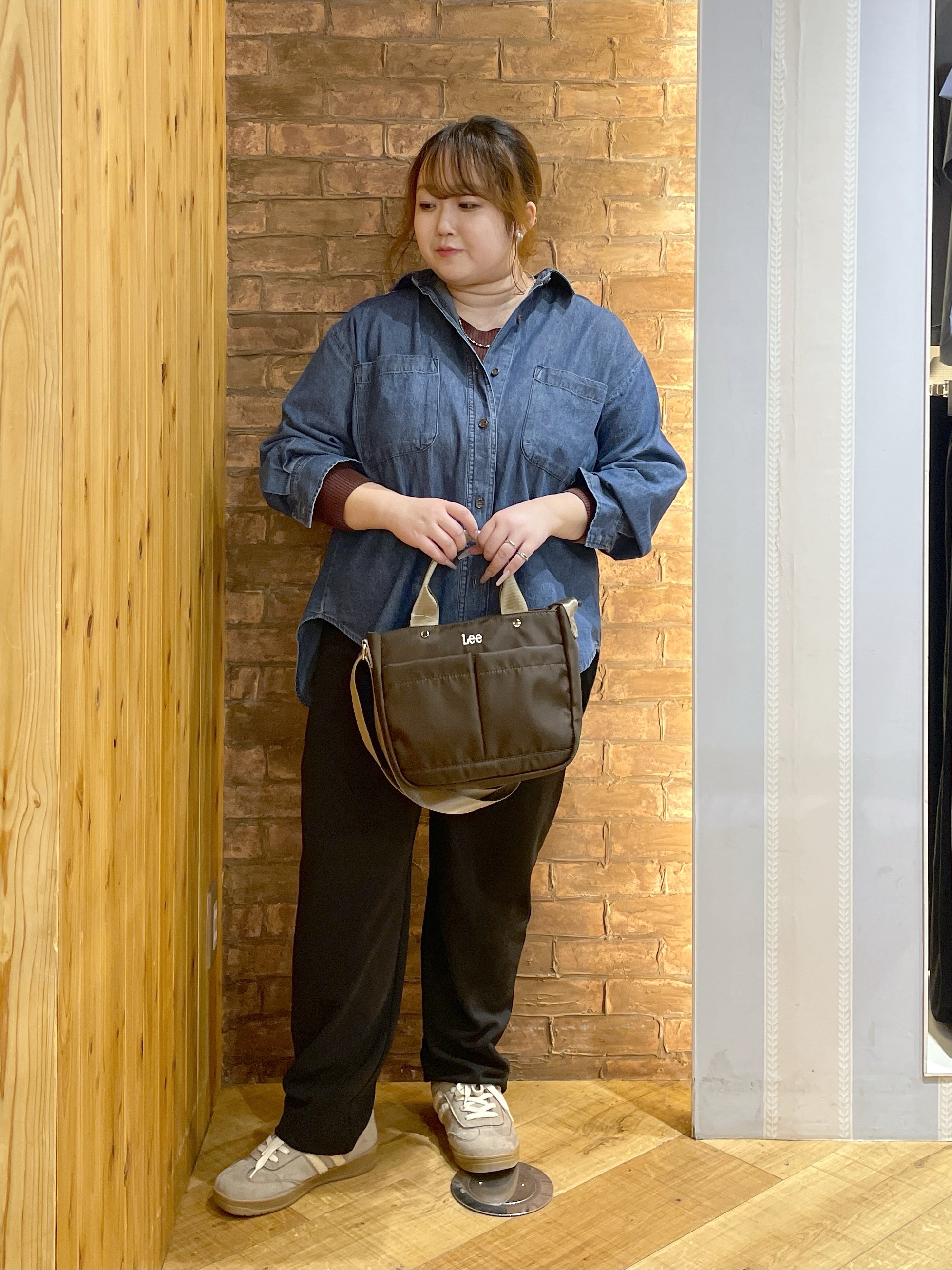 Risaさんの「SHOO･LA･RUE｜【S-LL/洗濯機可/体型カバー】ライトオンスデニム ダブルポケット オーバーサイズシャツ」を使ったコーディネート