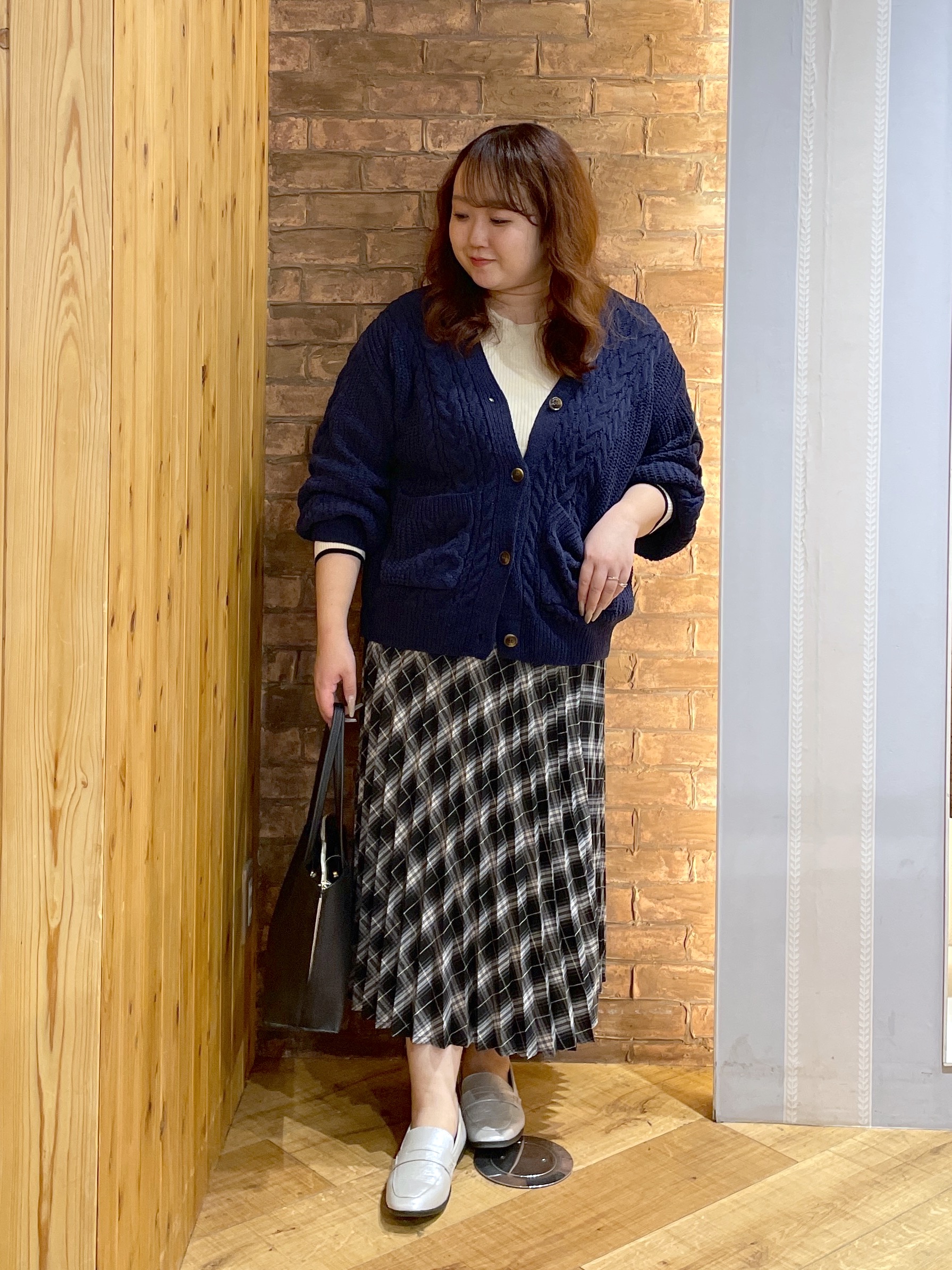 Risaさんの「SHOO･LA･RUE｜【洗濯機可】もこもちモールケーブル Vネックカーディガン」を使ったコーディネート