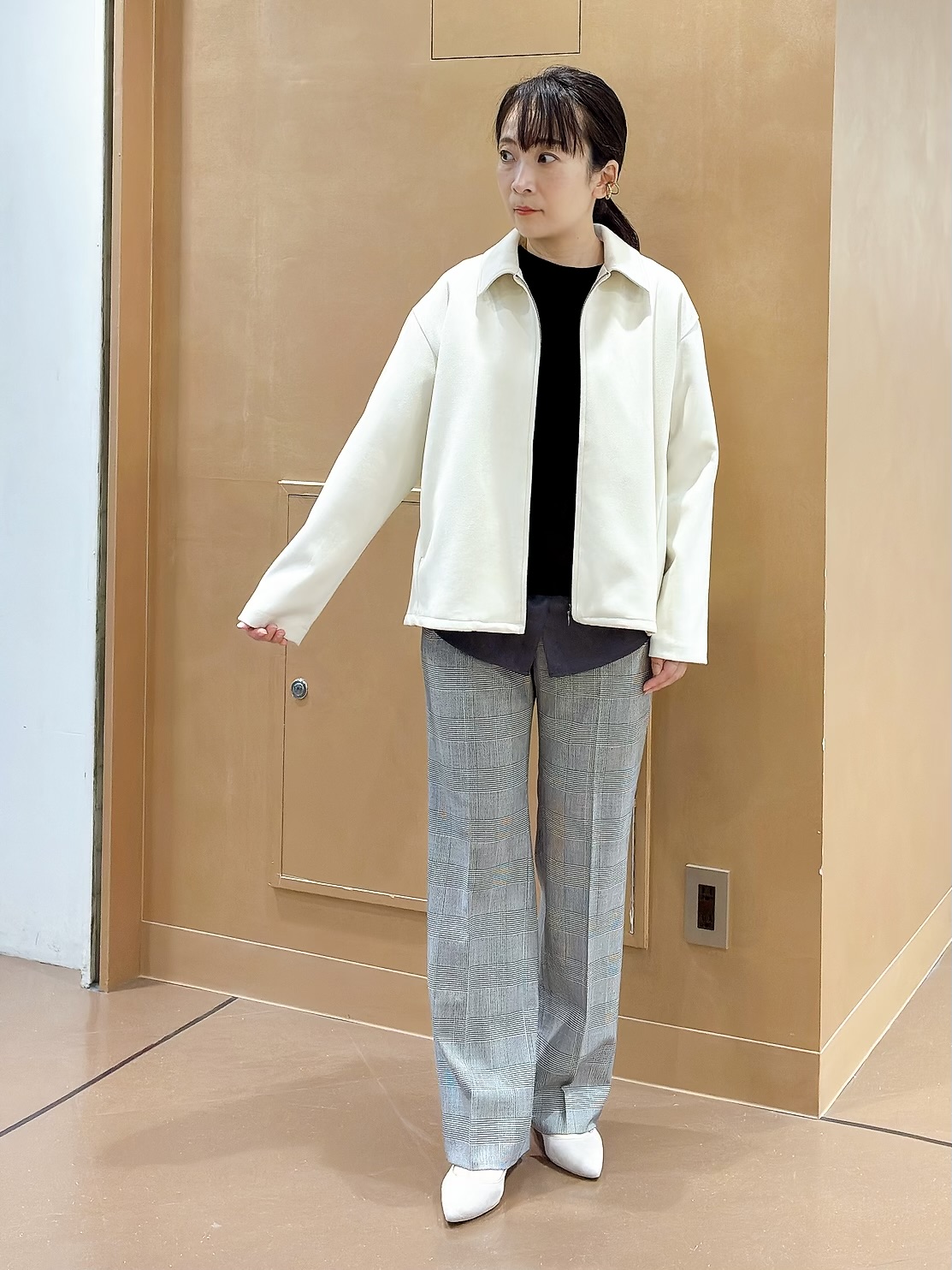 hattoriさんの「INDIVI｜【選べる6色／ストレッチ◎】きれいめドルマンスリーブニット」を使ったコーディネート